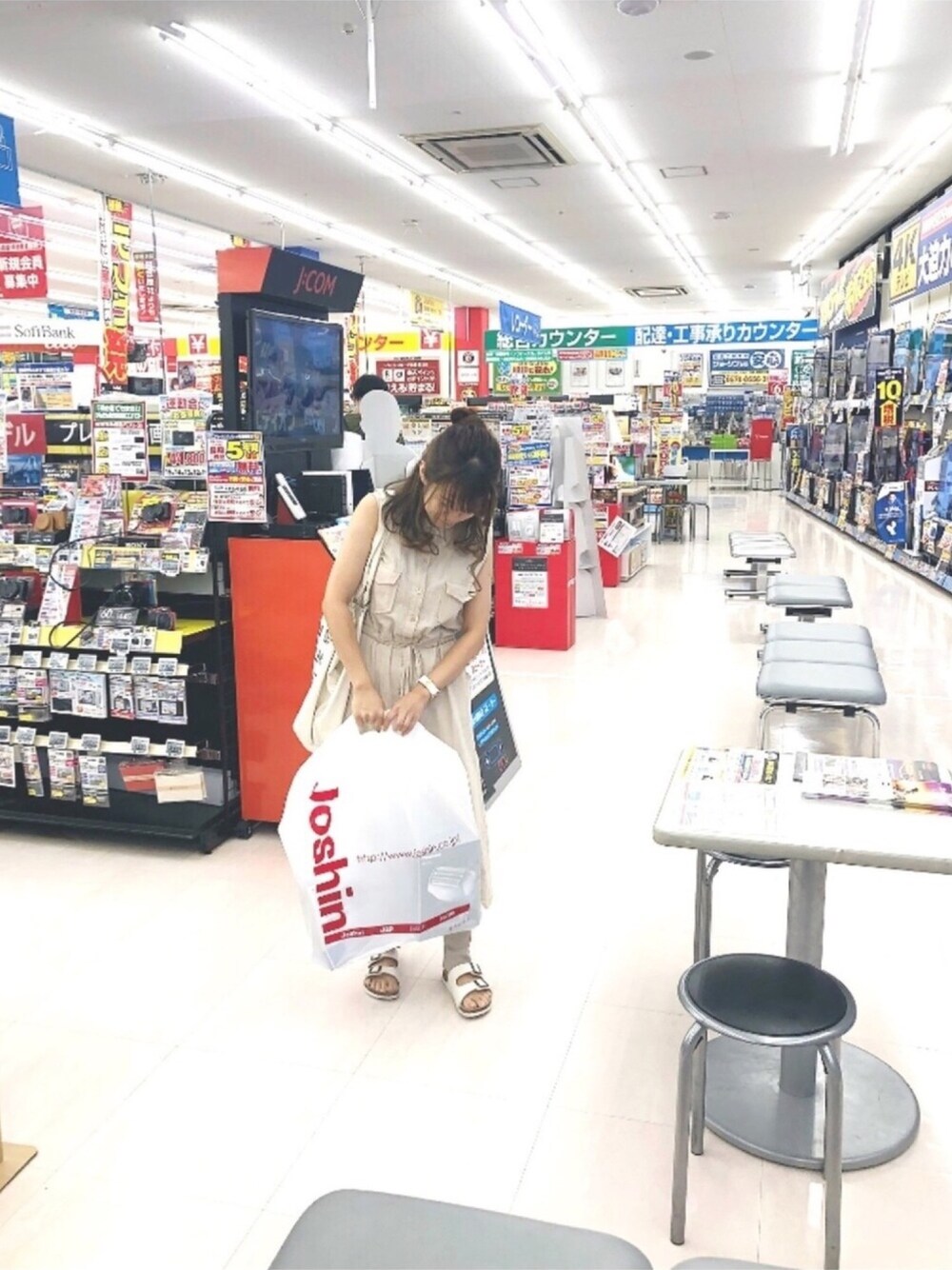 「ワンピース、シャツワンピース、ベージュワンピ、コンフォートサンダル、トートバッグ、サンダル、腕時計 ホワイト、白サンダル、駆け込み需要で流行りに乗るな、コーデで流行り取り入れろよ」｜「GRLの胸ポケットノースリーブシャツワンピース（ワンピース、ベージュ系）」を使った、maru🌼ochibiさん（レディース・150cm）の秋コーディネートの1枚目の写真