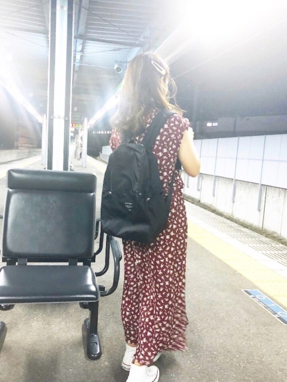 「花柄ワンピース、ワンピース、スニーカー、コンバース ハイカット、白スニーカー、赤ワンピース、低身長コーデ、日本酒2合飲んでベロベロ、ビールも何杯か飲んだ」｜「CONVERSEのCONVERSE コンバース ALL STAR HI オールスター ハイ（スニーカー、ホワイト系）」を使った、maru🌼ochibiさん（レディース・150cm）の秋コーディネートの1枚目の写真