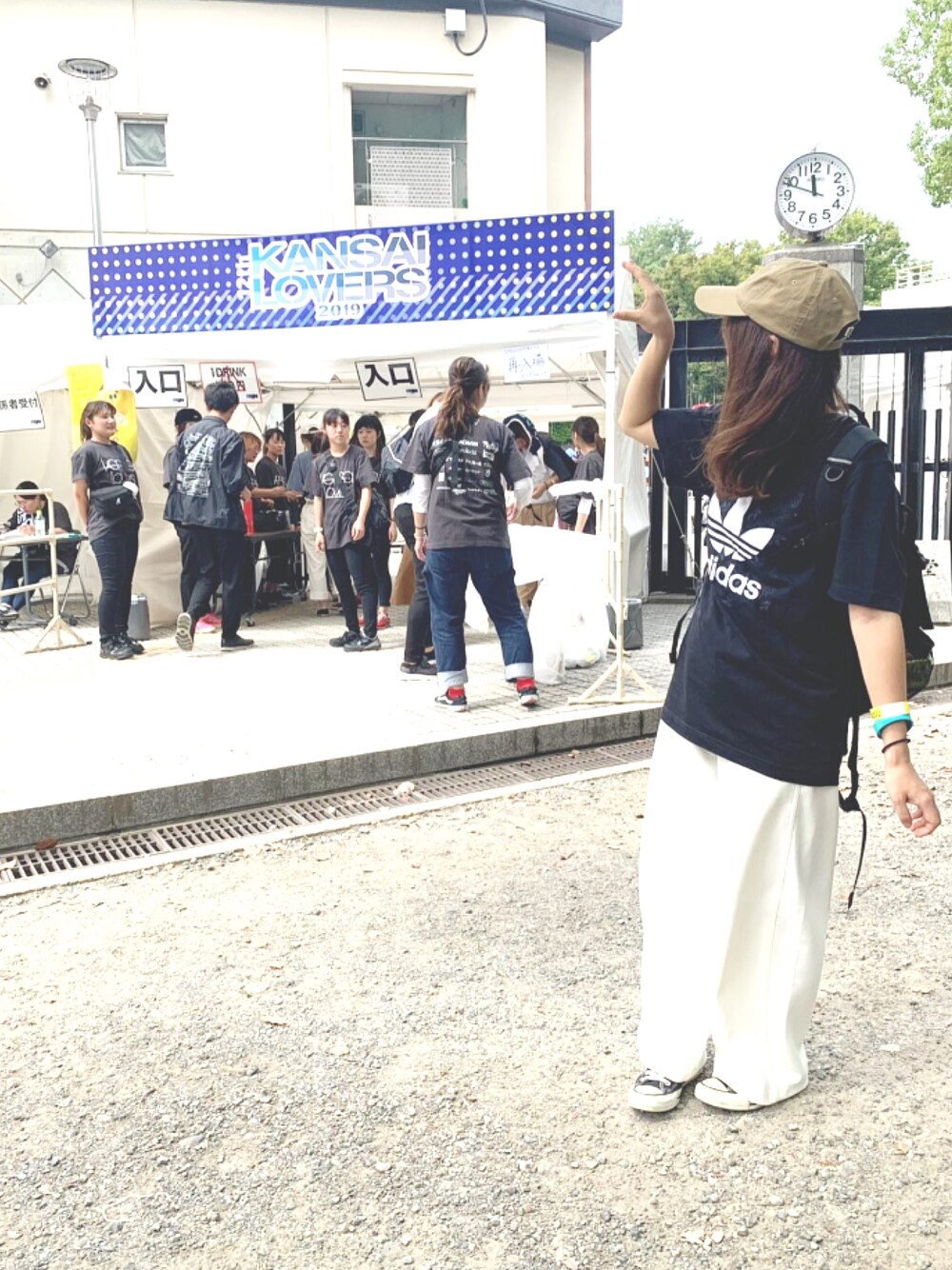 「フェススタイル、アディダスTシャツ、キャップ、黒Tシャツ、低身長コーデ、ワイドパンツ、ベージュキャップ、ユニクロ、とりあえず今帰りで眠たい、フェスの後ライブハウスも行った」｜「GRLのツイルキャップ（キャップ、ベージュ系）」を使った、maru🌼ochibiさん（レディース・150cm）の秋コーディネートの1枚目の写真