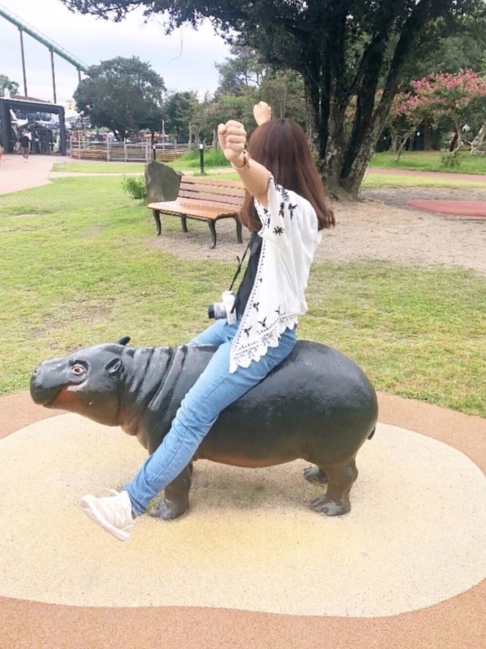 「デニムパンツ、カーディガン、ベージュスニーカー、腕時計、黒トップス、白カーディガン、白浜アドベンチャーワールド、はしゃぎかたの癖、メロウトップス」｜「Colorのエンブロイダリー刺繍ガウン（カーディガン/ボレロ、ホワイト系）」を使った、maru🌼ochibiさん（レディース・150cm）の秋コーディネートの1枚目の写真