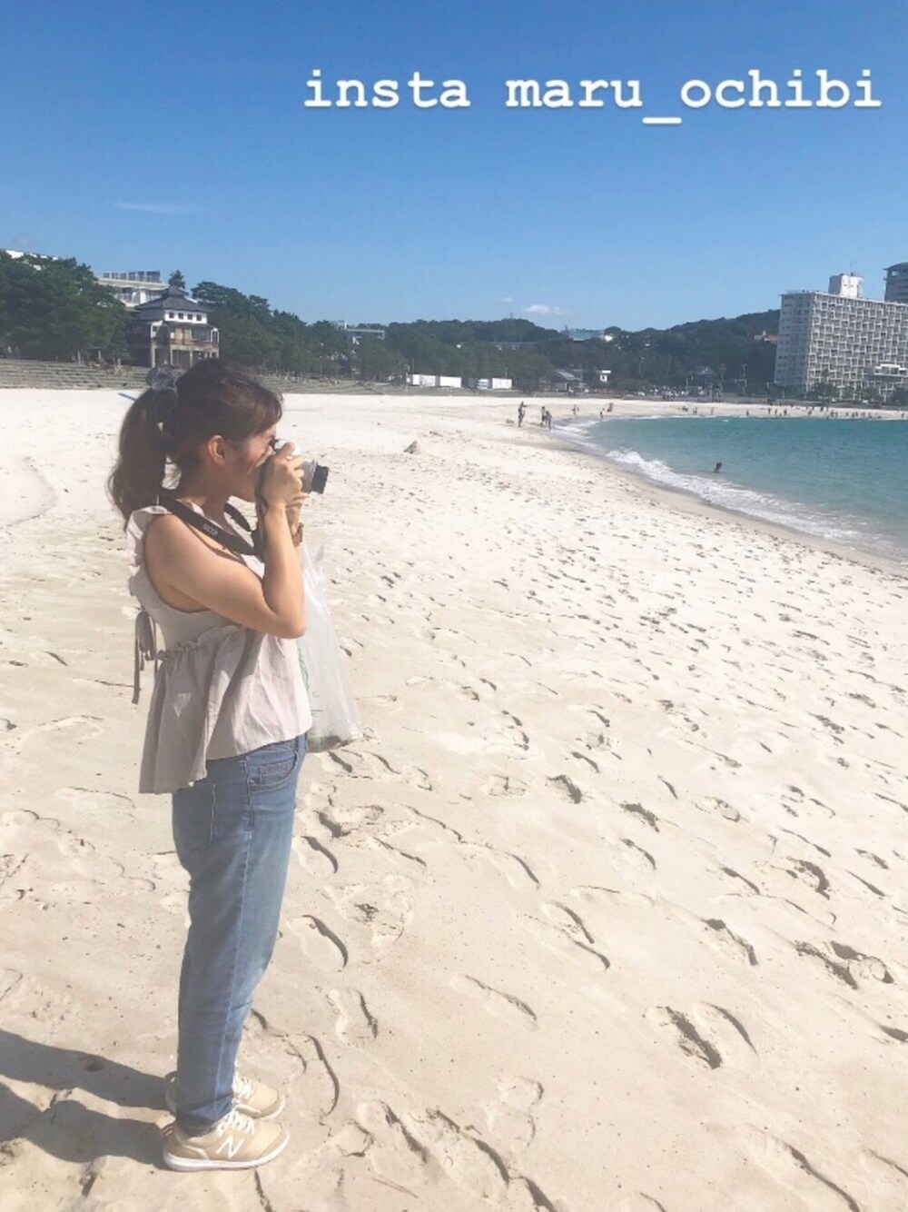 「デニムパンツ、ブラウス、ポニーテール、カメラ女子、スニーカー、腕時計、低身長コーデ、白浜、旅行は基本デニムパンツ、何でも合うから」｜「fifthのバックシャンフリルスリーブブラウス（シャツ/ブラウス、グレー系）」を使った、maru🌼ochibiさん（レディース・150cm）の秋コーディネートの1枚目の写真