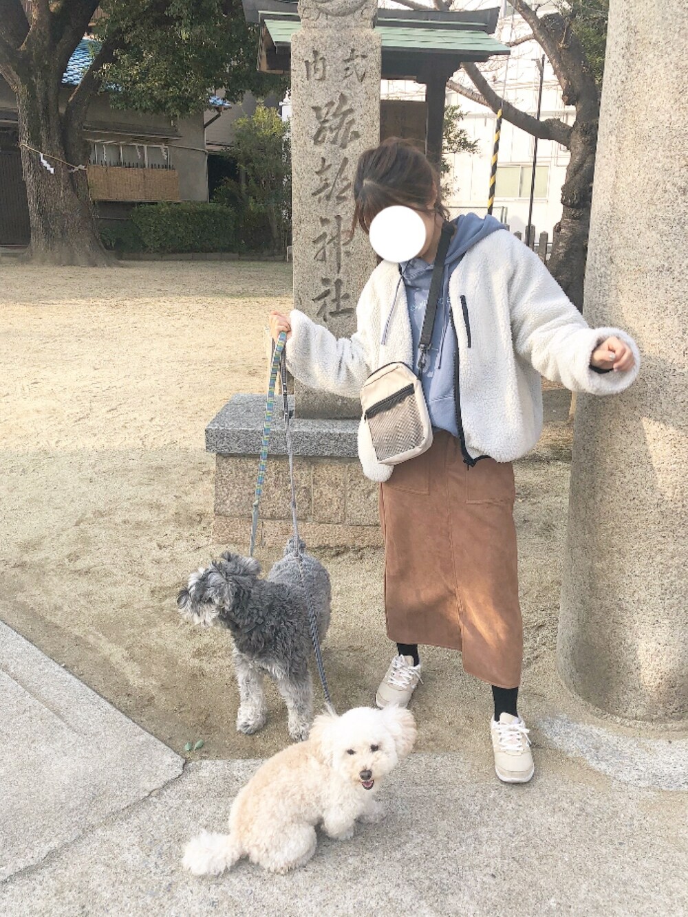 「今日のコーデ、白アウター、ブラウンスカート、くすみブルー、低身長コーデ、オーバーサイズ、カジュアルコーデ、スニーカー、スカート、レディクレ余韻」｜「サンキューマートのアイテム（バッグ、ベージュ系）」を使った、maru🌼ochibiさん（レディース・150cm）の冬コーディネートの1枚目の写真