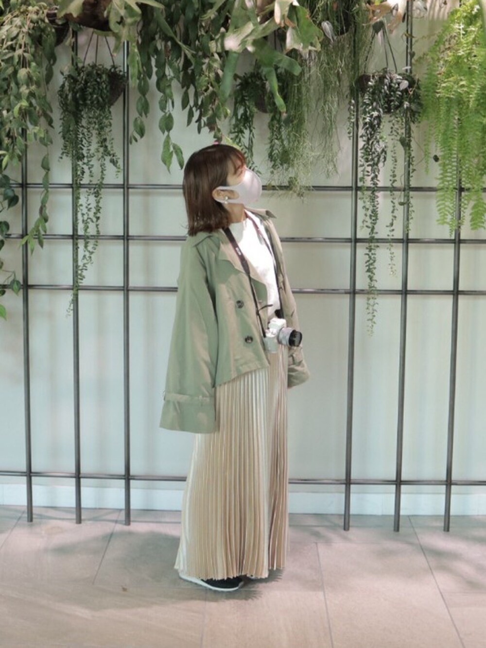 「秋コーデ、休日スタイル、シンプル、オトナ女子、低身長、カジュアルコーデ、アウター、カーキアウター、プリーツスカート、白トップス」｜「fifthの【星玲奈プロデュース】シャイニーロングプリーツスカート（スカート、ベージュ系）」を使った、maru🌼ochibiさん（レディース・150cm）の秋コーディネートの1枚目の写真