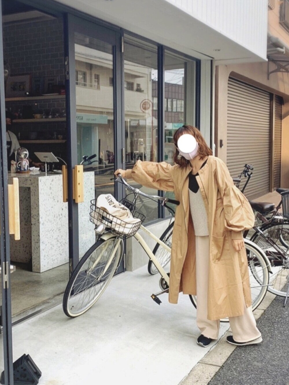 「秋コーデ、オトナカジュアル、休日スタイル、シンプル、低身長コーデ、黒ニット、ニットキャミソール、パンツスタイル、ロングコート」｜「fifthのボリュームスリーブロングブルゾン（トレンチコート、ベージュ系）」を使った、maru🌼ochibiさん（レディース・150cm）の秋コーディネートの1枚目の写真