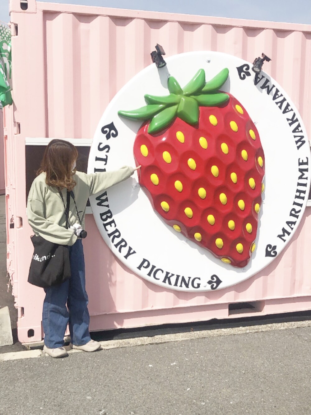 「春カラー、ラクチンコーデ、パンツスタイル、カジュアルコーデ、ゆるコーデ、春コーデ、パステルカラー、お洒落さんとつながりたい、スニーカー、低身長コーデ」｜「fifthのクルーネック裏毛カラースウェット（Tシャツ/カットソー、グリーン系）」を使った、maru🌼ochibiさん（レディース・150cm）の春コーディネートの1枚目の写真