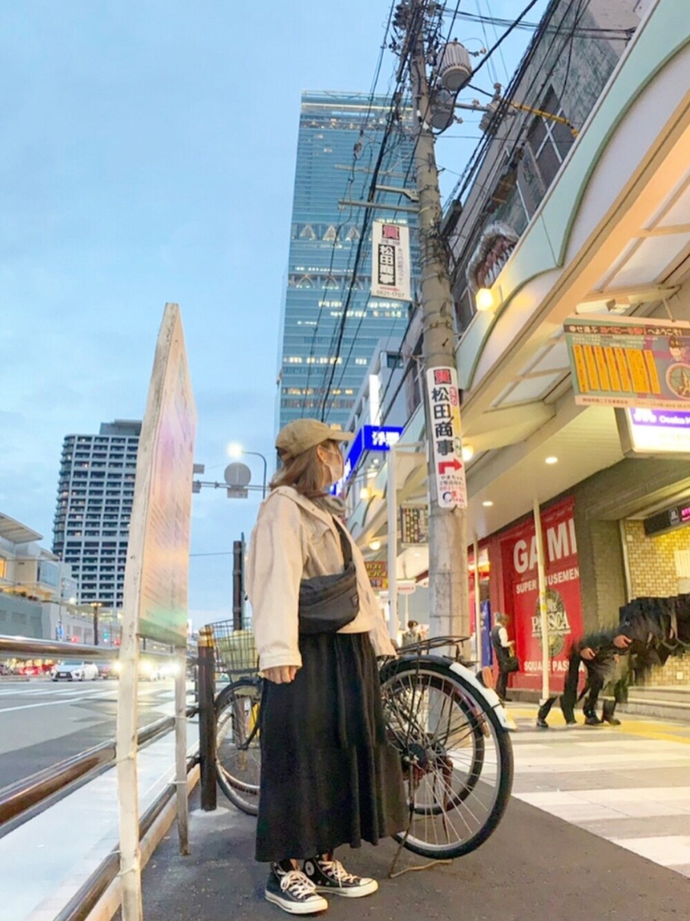 「休日スタイル、スニーカーコーデ、ジャケットスタイル、低身長コーデ、低身長、白アウター、黒パンツ、黒スニーカー、スニーカー、キャップ」｜「GRLのVネックワイドパンツオールインワン（つなぎ/オールインワン、ブラック系）」を使った、maru🌼ochibiさん（レディース・150cm）の春コーディネートの1枚目の写真