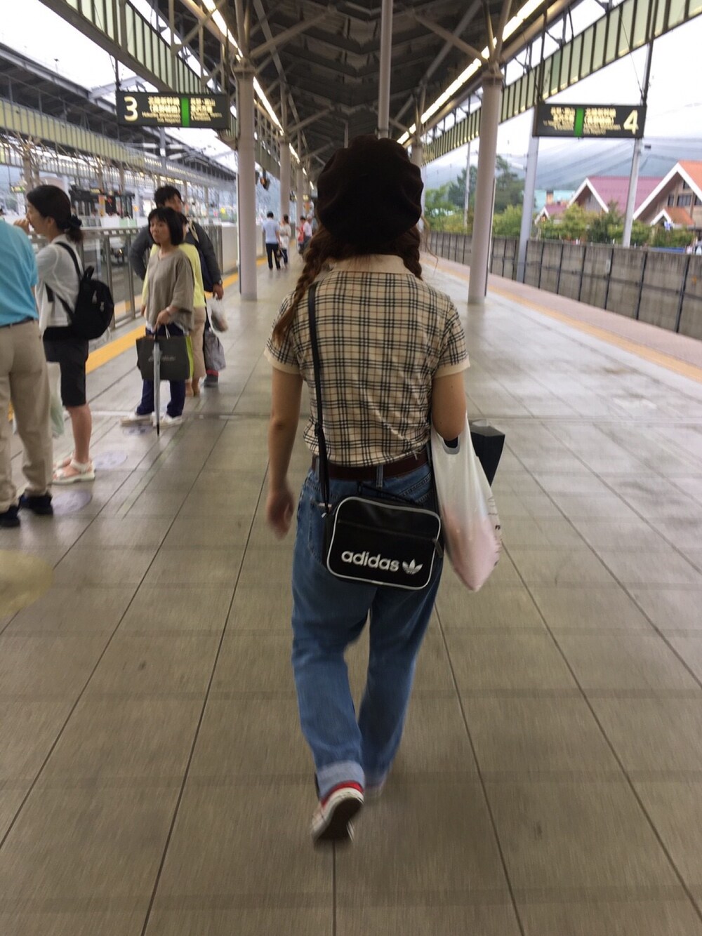 「カジュアルコーデ、古着、バーバリー、ベレー帽、みつあみ」｜「BURBERRYのアイテム（ポロシャツ、ベージュ系）」を使った、ミカさん（レディース・162cm）の夏コーディネートの1枚目の写真