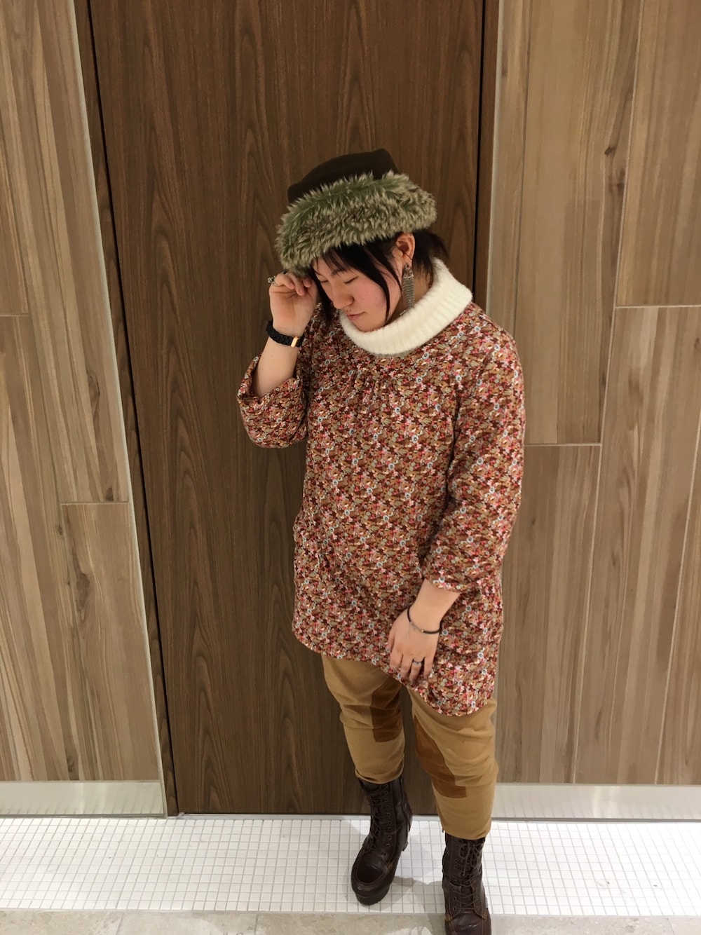 「帽子、カーキ、フェイクファー、YOSUKE、トーク帽、14+、エコファー、イチヨンプラス、ichiyonplus、FELISHIMO」｜「14+のフェルトファートーク帽 / hat（ハット、グリーン系）」を使った、14+八王子オーパ店 スタッフさん（レディース・150cm）の冬コーディネートの1枚目の写真
