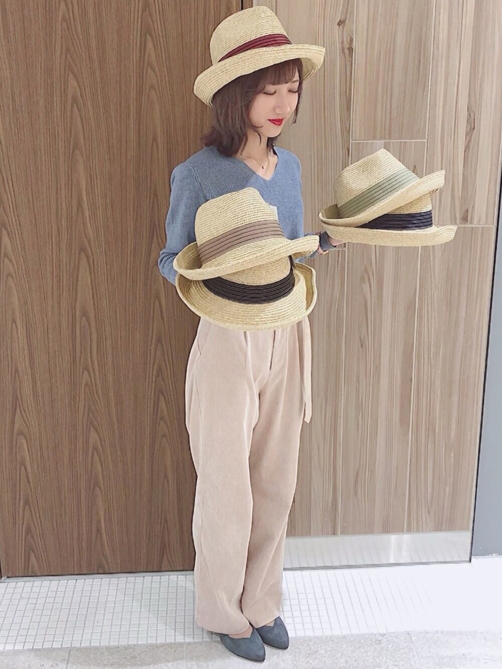 「ハット、大人カジュアル、中折れハット、ペーパーハット、14+、イチヨンプラス、帽子、コーデュロイパンツ、ベージュ」｜「one after another NICE CLAUPの細コールパンツ（その他パンツ、ホワイト系）」を使った、14+八王子オーパ店 スタッフさん（レディース・150cm）の春コーディネートの1枚目の写真
