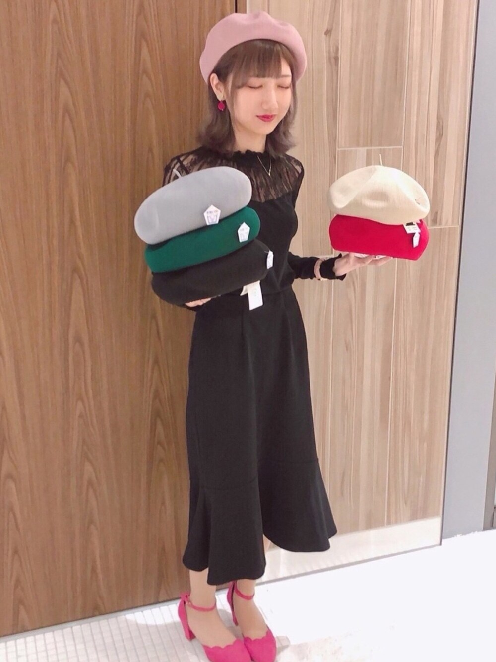 「ベレー帽、帽子、14+、イチヨンプラス、ピンク、ピンク×ブラック、ブラック、シースルー、マーメイドスカート、レーストップス」｜「one after another NICE CLAUPのアイテム（Tシャツ/カットソー、ブラック系）」を使った、14+八王子オーパ店 スタッフさん（レディース・150cm）の春コーディネートの1枚目の写真