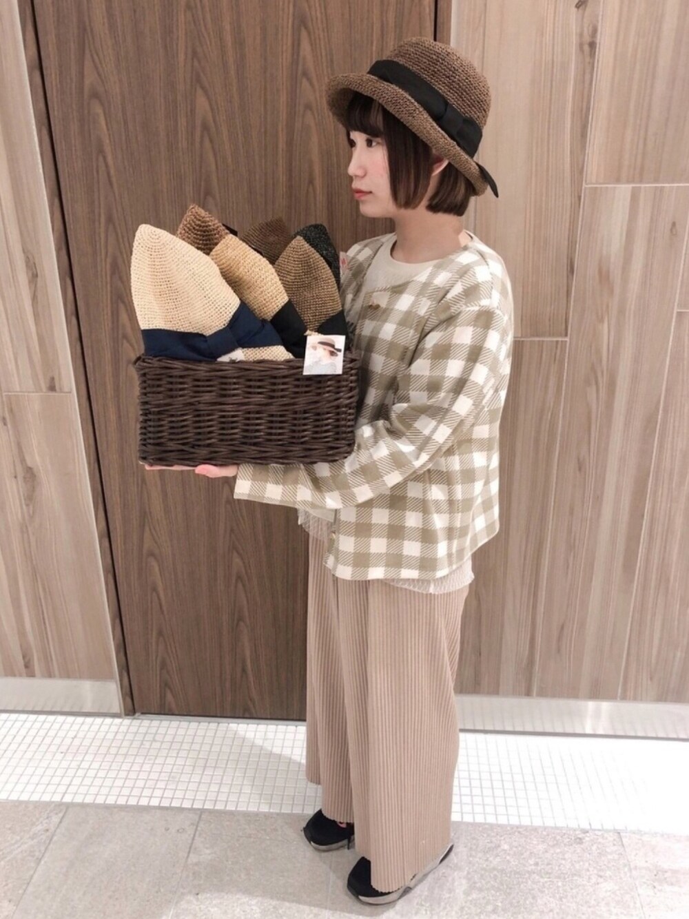 「14+、イチヨンプラス、帽子、ハット、ブラウン、麦わら帽子、ツバ広ハット、ワイドパンツ、チェック、ナチュラル」｜「14+のセーラーリボン麦わらハット / 14+オリジナル レディース 帽子 HAT UVハット つば広 親子 リンクコーデ（ハット、ブラウン系）」を使った、14+八王子オーパ店 スタッフさん（レディース・148cm）の夏コーディネートの1枚目の写真
