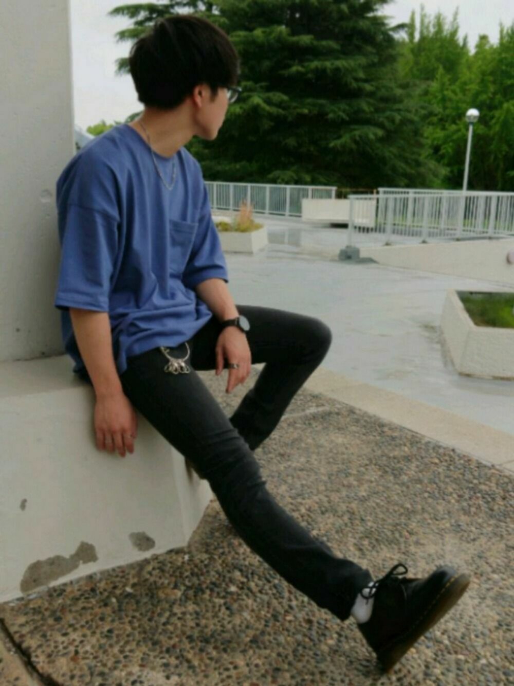 ブラック系のパンツ、ブラック系のドレスシューズ、ブルー系のトップスを着用したメンズの夏コーディネートの1枚目の写真