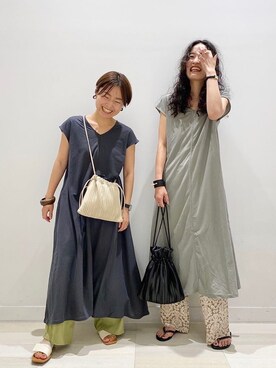 「LOWRYS FARM（ローリーズファーム）のウッドバングル　880326（バングル/リストバンド）」を使った、YUKARIさん（レディース・169cm）の夏コーディネート