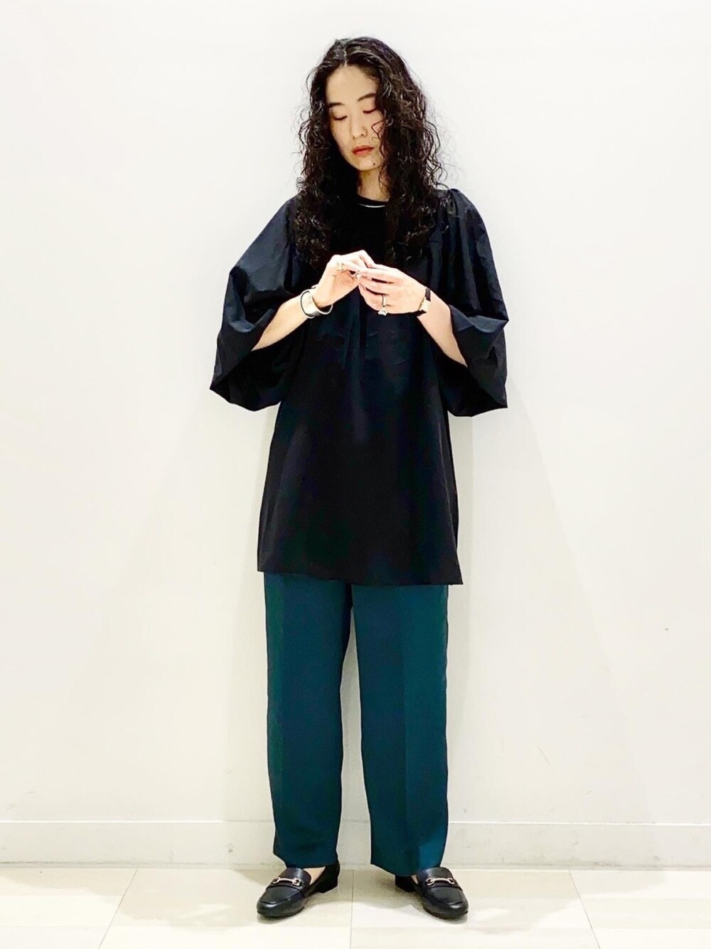 「シンプル、オトナカジュアル、サテンパンツ、ローファー、リラックススタイル、楽チンコーデ、パフスリーブ、グローバルワーク(GLOBAL WORK)、大人コーデ、きれいめカジュアル」｜「GLOBAL WORKの2WAY袖フワチュニックブラウス/893339（シャツ/ブラウス、ブラック系）」を使った、YUKARIさん（レディース・169cm）の夏コーディネートの1枚目の写真