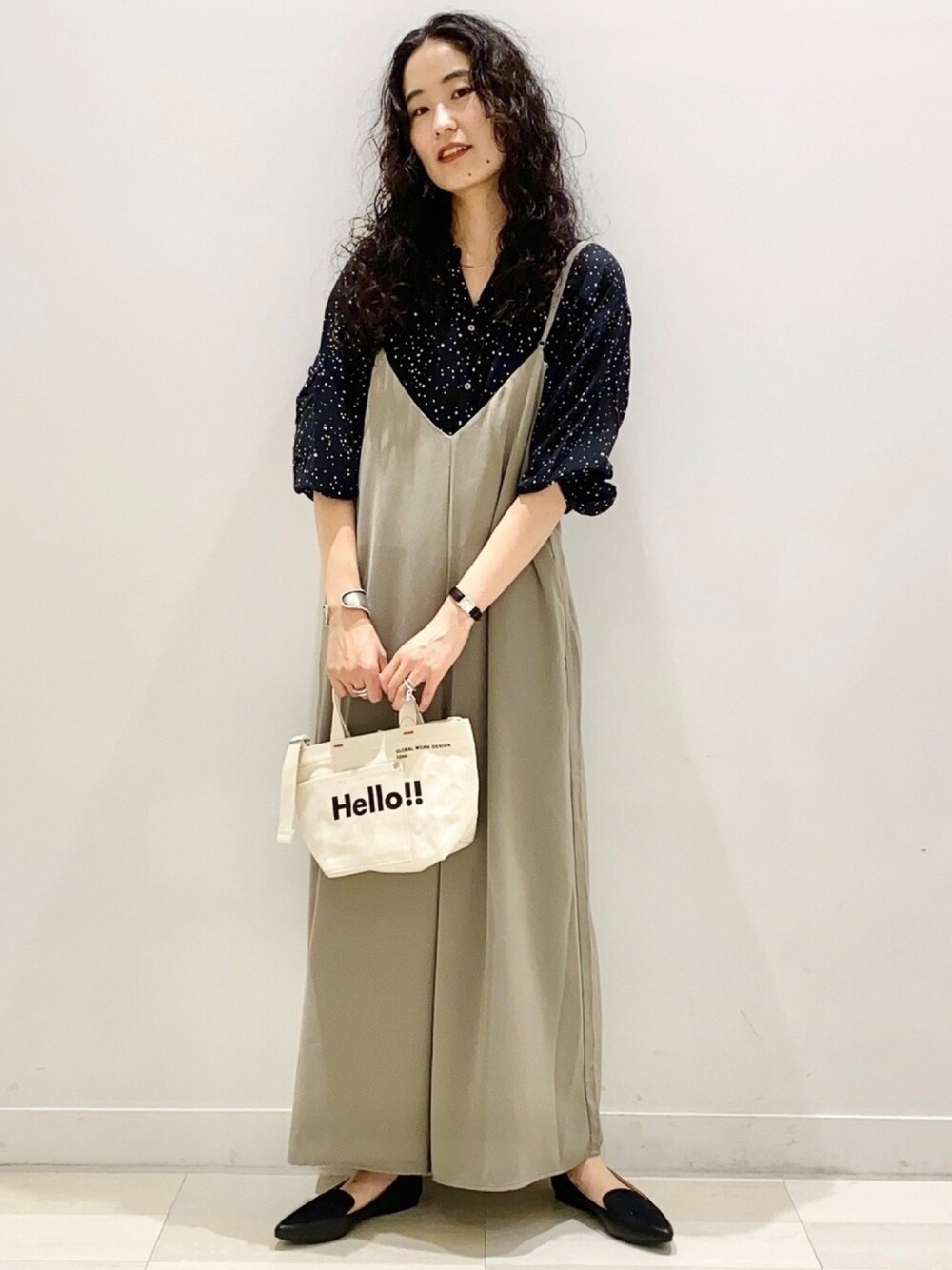 ブラック系のシャツ/ブラウス、グリーン系のサロペット/オーバーオール、その他のトートバッグを着用したレディースの夏コーディネートの1枚目の写真