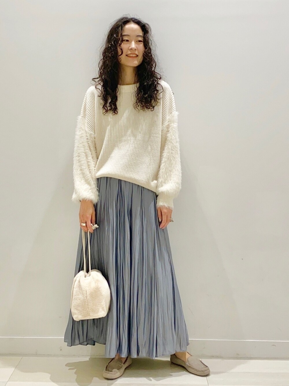 「モカシン、巾着バッグ、ファー小物、休日スタイル、マキシスカート、ニット、袖ボリューム、大人カジュアル、シンプル、グローバルワーク(GLOBAL WORK)」｜「GLOBAL WORKのSOFTフェザ－スリーブプルオーバー/834496（ニット/セーター、ホワイト系）」を使った、YUKARIさん（レディース・169cm）の秋コーディネートの1枚目の写真