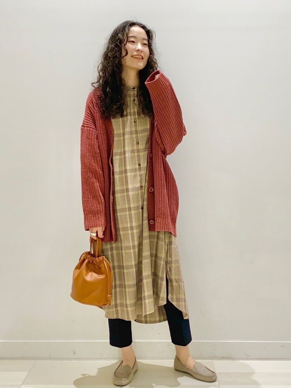 「カーディガン、ロングワンピース、チェックワンピース、シャツワンピ、レイヤードスタイル、大人カジュアル、休日スタイル、グローバルワーク(GLOBAL WORK)、巾着バッグ、チェック柄に恋してる」｜「GLOBAL WORKのソフトフランネルシャツワンピ/893308（ワンピース、ベージュ系）」を使った、YUKARIさん（レディース・169cm）の秋コーディネートの1枚目の写真