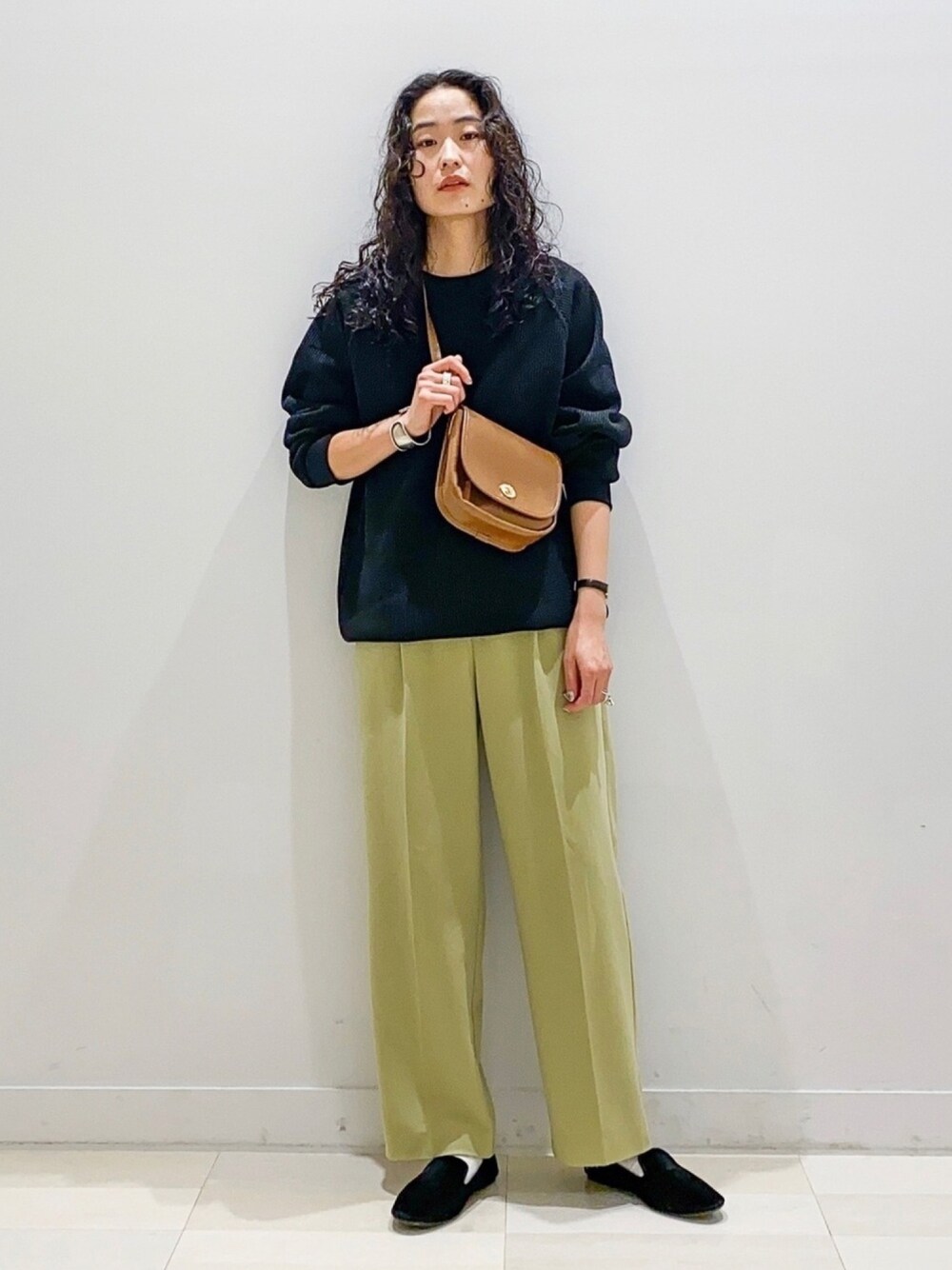 ブラック系のTシャツ/カットソー、イエロー系のその他パンツ、ブラック系のその他シューズを着用したレディースの秋コーディネートの1枚目の写真