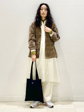 「ロゴトート」｜「アイテム（シャツワンピース）」を使った、YUKARIさん（レディース・169cm）の秋コーディネート