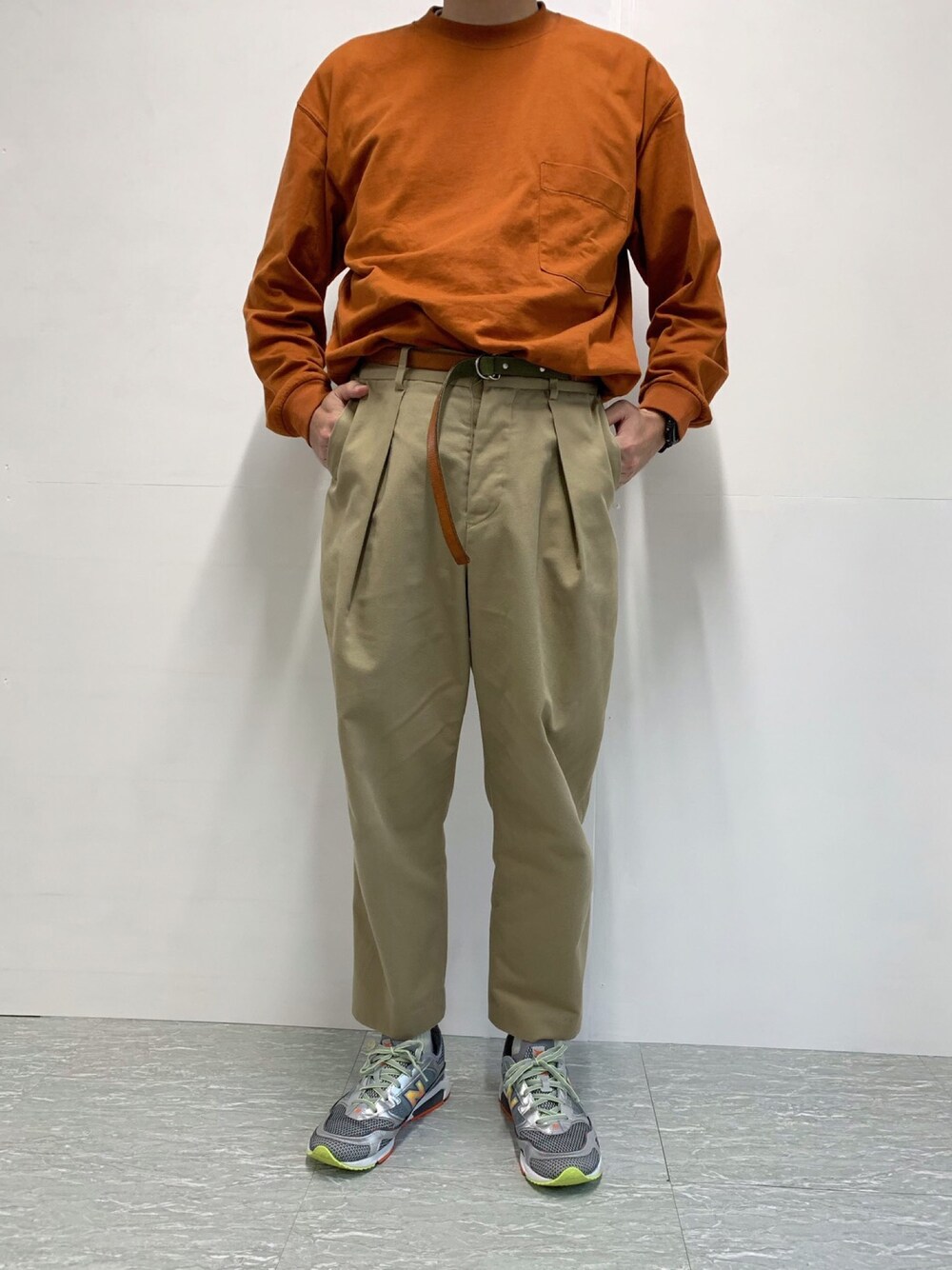 「秋のマイ旬スタイル、秋コーデ、カジュアルコーデ、スニーカーコーデ、タックイン、ロンT、オレンジ、New Balance、おしゃれさんと繋がりたい、いいね、save、フォローお願いします🤑」｜「TOMORROWLAND のアイテム（パンツ、ベージュ系）」を使った、wear_hirokiさん（メンズ・173cm）の秋コーディネートの1枚目の写真