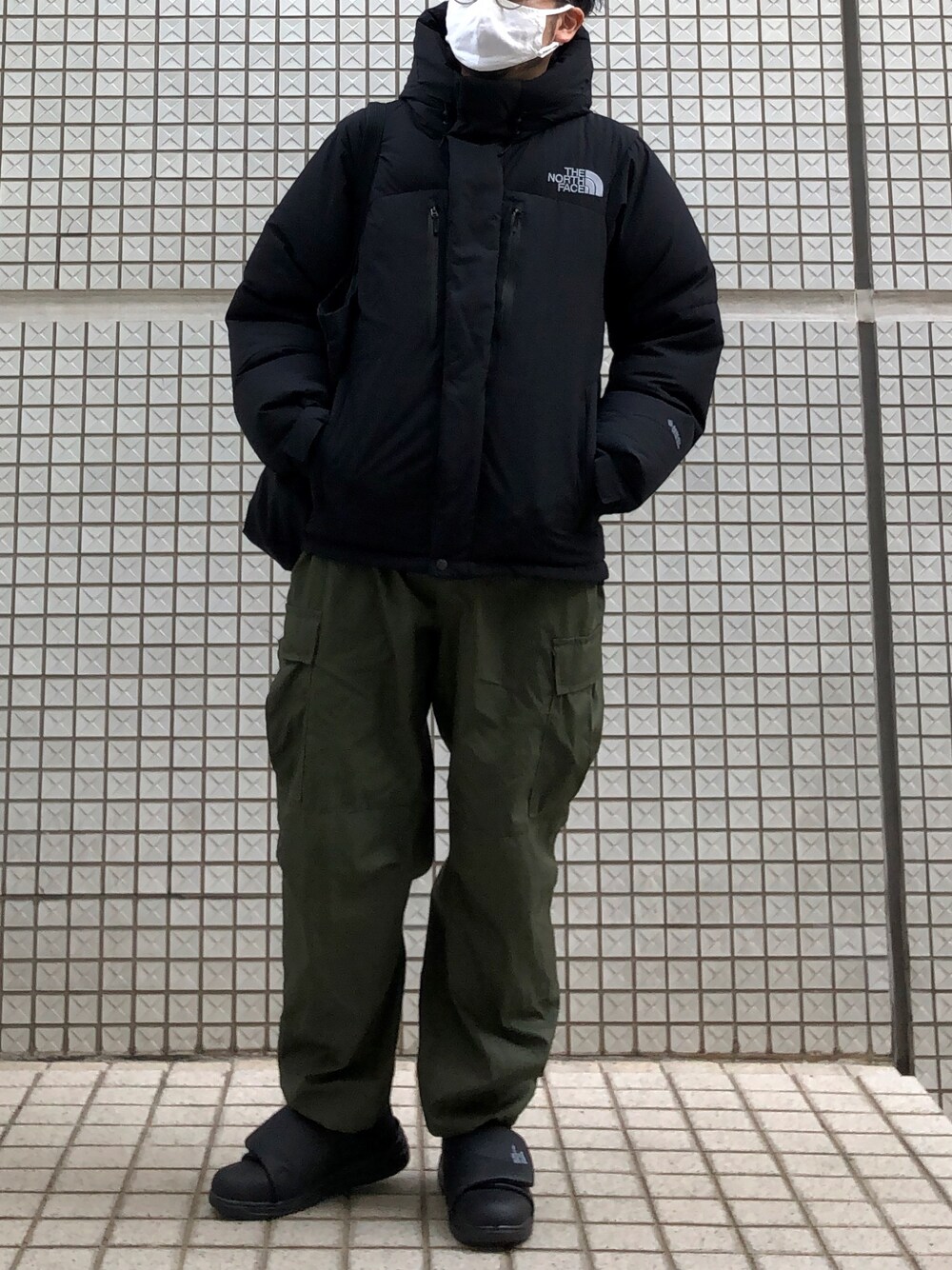 「バルトロライトジャケット、おしゃれさんと繋がりたい、今日のコーデ、オトナカジュアル、シンプル、古着MIX、thenorthface、ootd、ダウンジャケット、ミリタリーパンツ」｜「古着のアイテム（カーゴパンツ、グリーン系）」を使った、wear_hirokiさん（メンズ・173cm）の冬コーディネートの1枚目の写真