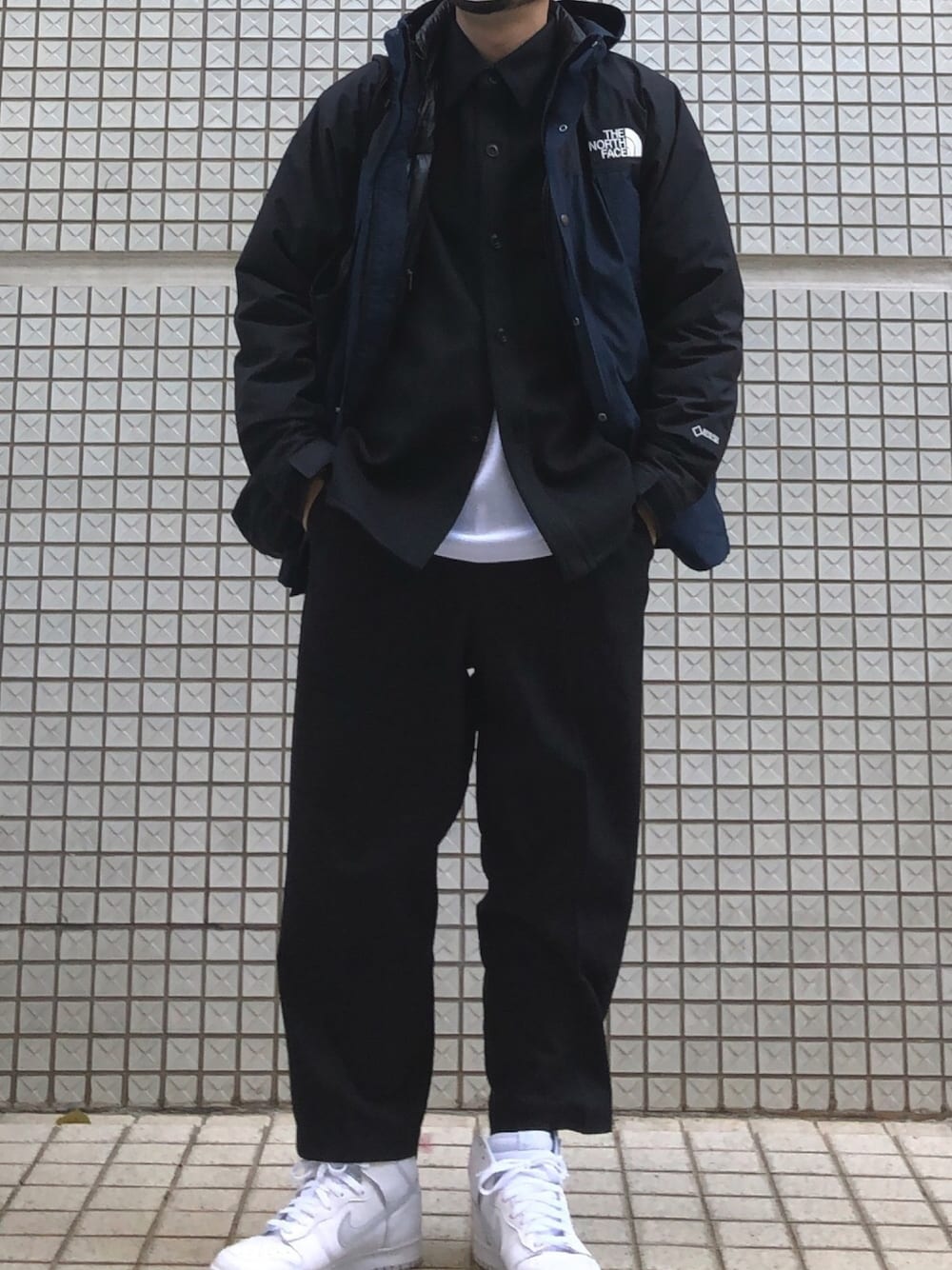 「年末WEAR感謝祭、今日のコーデ、スニーカーコーデ、オトナカジュアル、シンプルコーデ、モノトーンコーデ、シンプル、黒、ユニクロ、冬コーデ」｜「UNIQLOのワイドフィットテーパードパンツ セットアップ可能（その他パンツ、ブラック系）」を使った、wear_hirokiさん（メンズ・173cm）の冬コーディネートの1枚目の写真