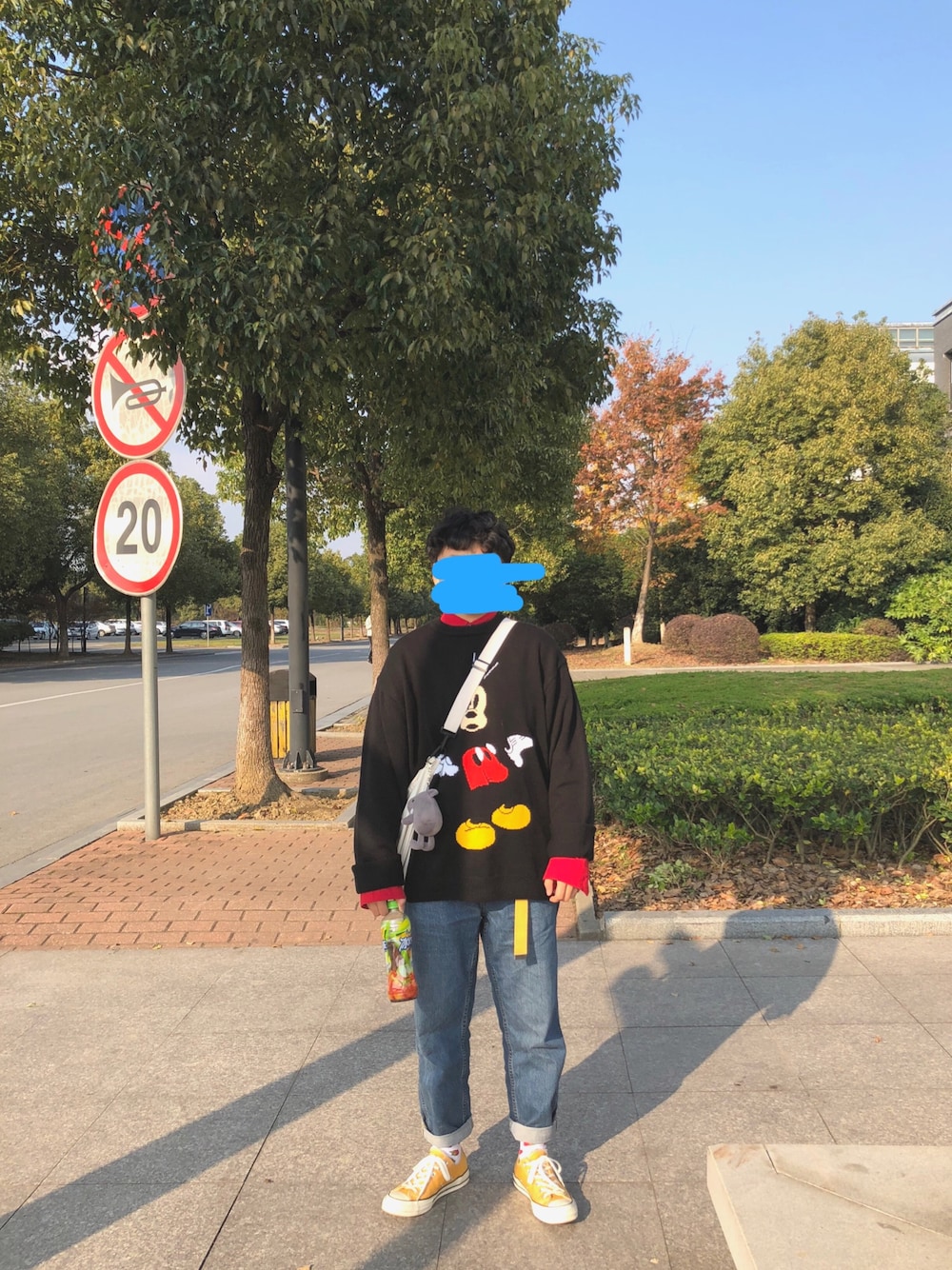 「CONVERSEのアイテム（その他シューズ、イエロー系）」を使った、Lornaさん（レディース・165cm）の秋コーディネートの1枚目の写真