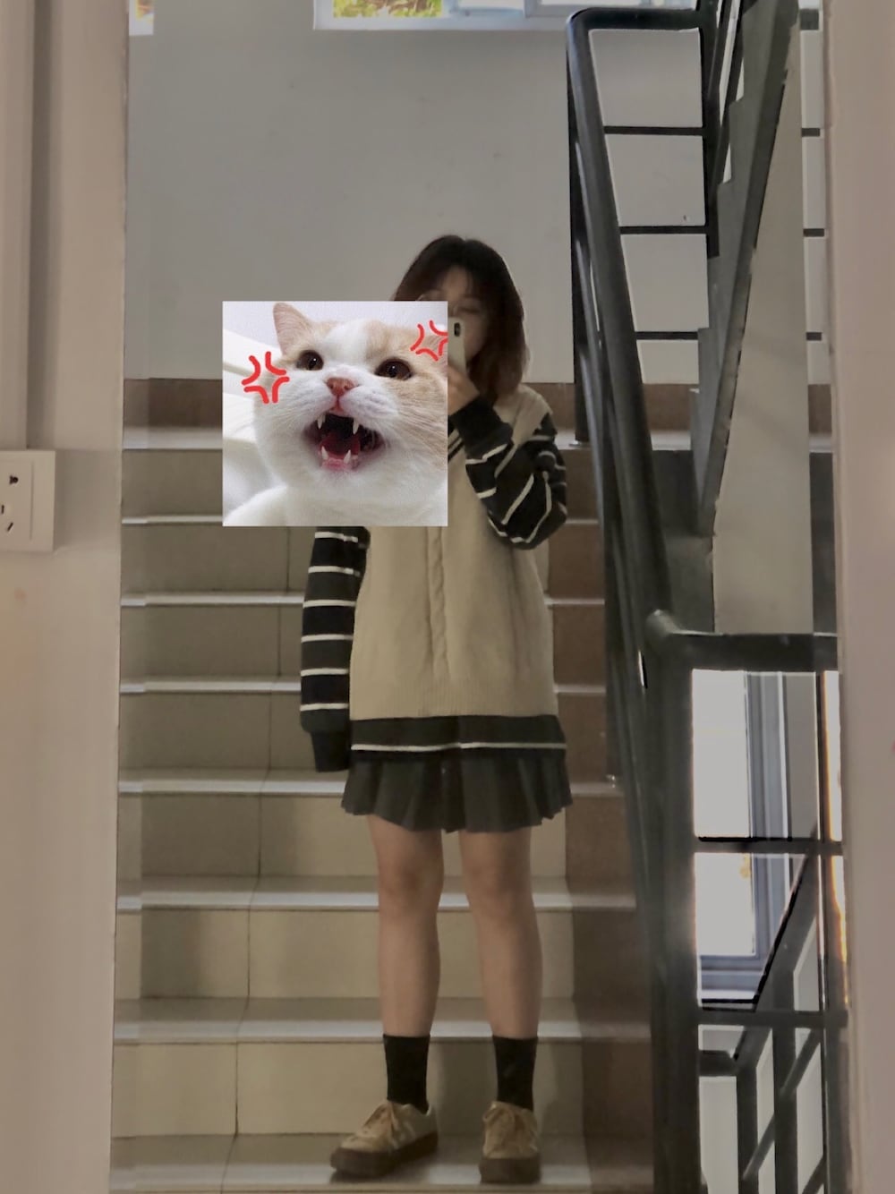 ベージュ系のスニーカーを着用したレディースの冬コーディネートの1枚目の写真