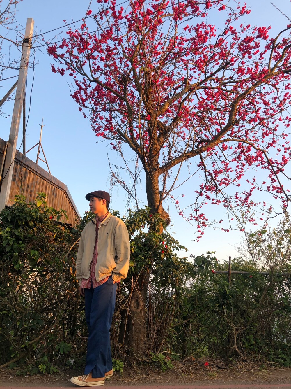 ベージュ系のその他アウター、ブルー系のスラックス、オレンジ系のシューズを着用したメンズの冬コーディネートの1枚目の写真