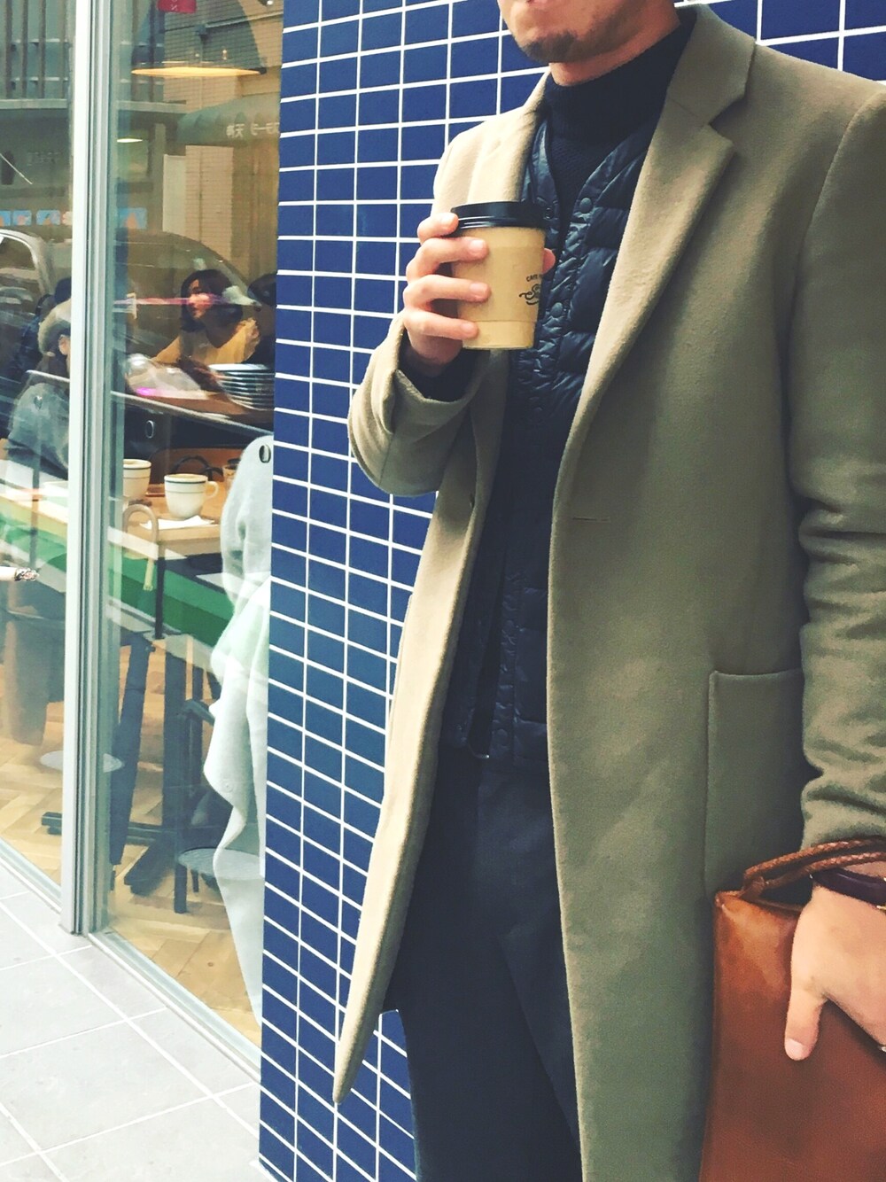 「N.HOOLYWOODのアイテム（チェスターコート、ベージュ系）」を使った、tbjさん（メンズ・182cm）の冬コーディネートの1枚目の写真