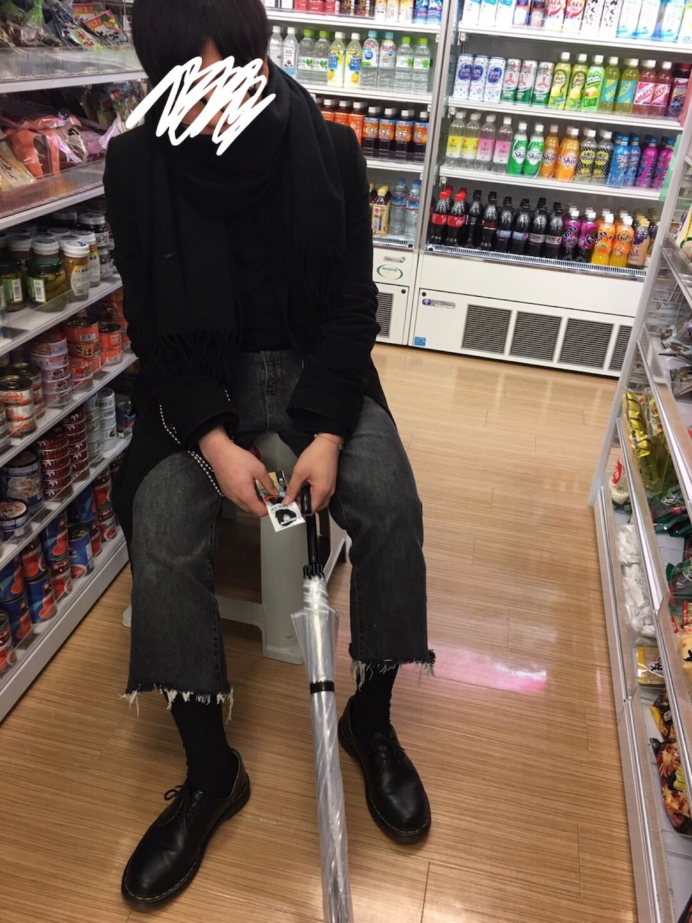 「COMME des GARCONS、COMME des GARCONS HOMME、A.P.C.、Hanes、Dr.Martens」｜「A.P.C.のアイテム（チェスターコート、ブラック系）」を使った、KENさん（メンズ・168cm）の冬コーディネートの1枚目の写真