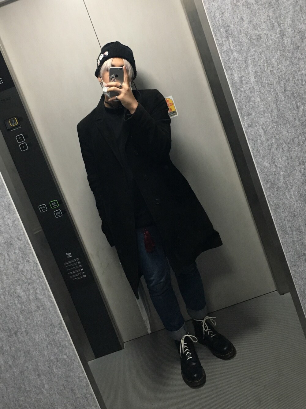 「デニム、ハロウィン、Dr.Martens、黒、KIJIMA TAKAYUKI、A.P.C.、GU」｜「KIJIMA TAKAYUKIのアイテム（ニットキャップ/ビーニー、ブラック系）」を使った、KENさん（メンズ・168cm）の秋コーディネートの1枚目の写真