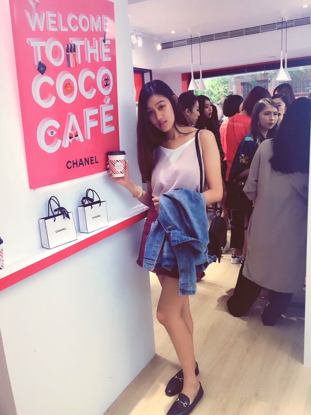 「skirt、partylooks」｜「QUEEN SHOPのアイテム（デニムジャケット、ブルー系）」を使った、Yun Shan さん（レディース・169cm）の春コーディネートの1枚目の写真