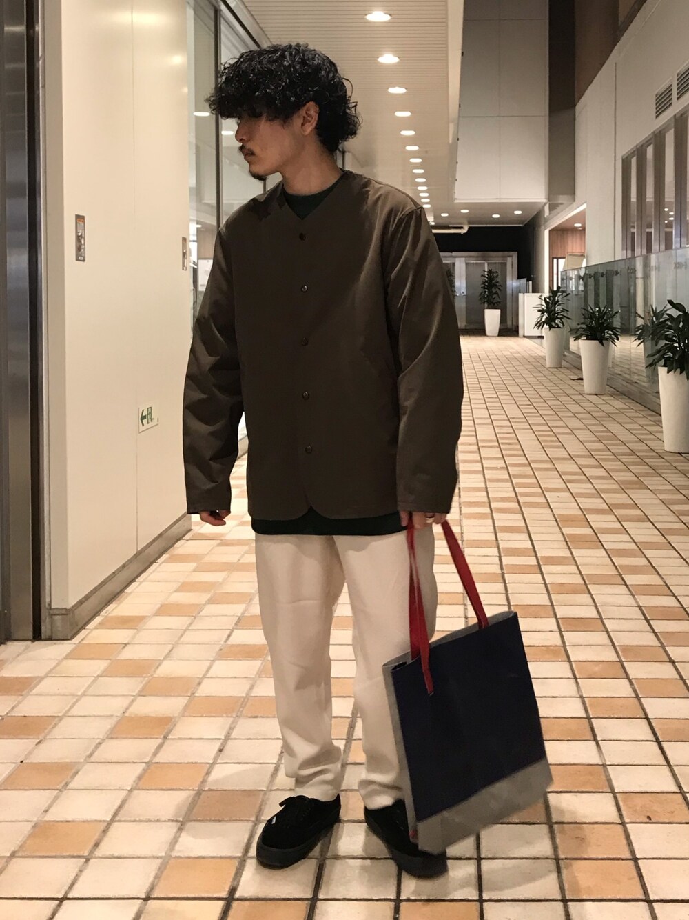 ブラウン系のブルゾン、ホワイト系のその他パンツ、ブルー系のシャツ/ブラウスを着用したメンズの春コーディネートの1枚目の写真