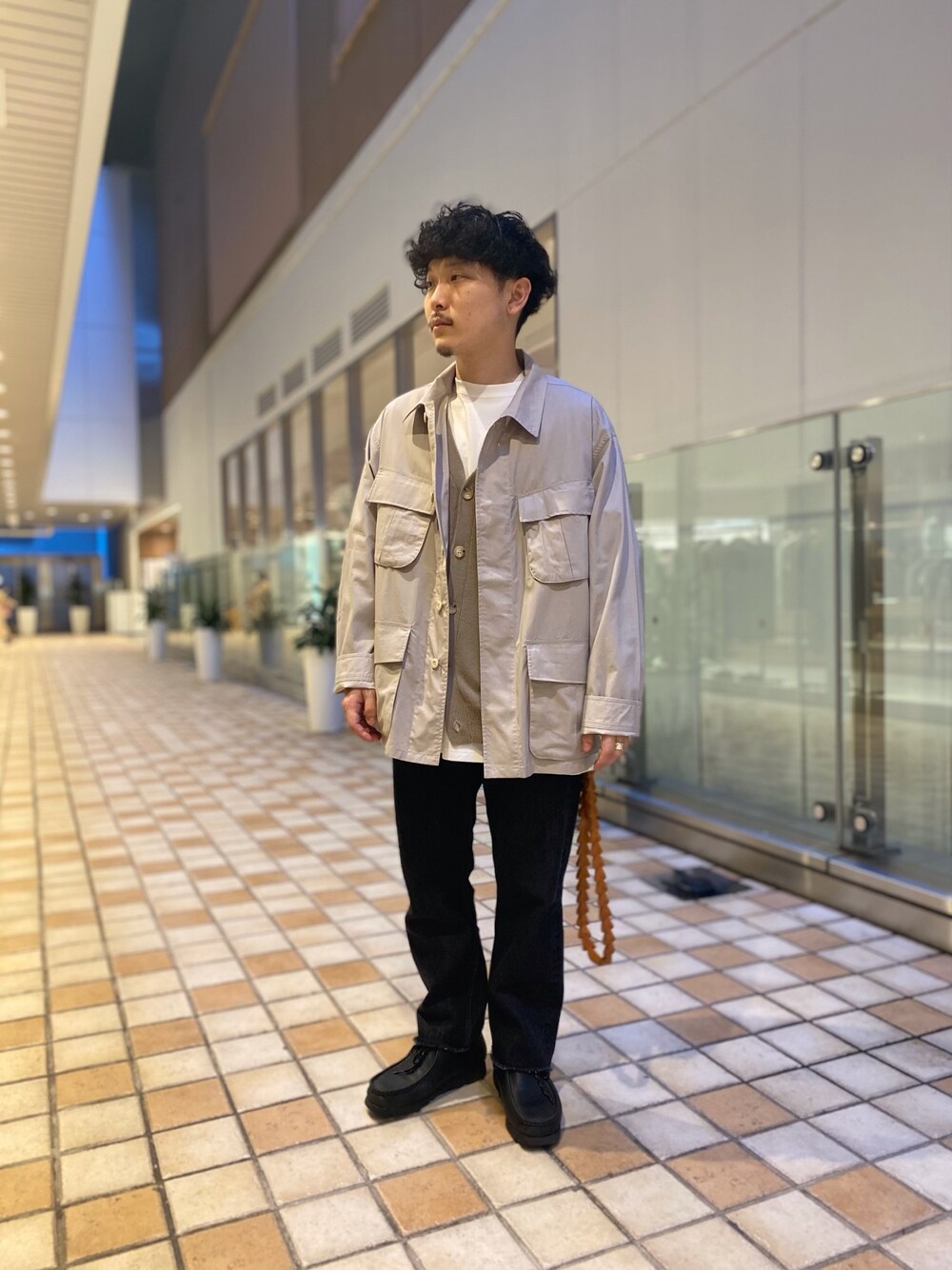 ベージュ系のジャケット/アウターを着用したメンズの春コーディネートの1枚目の写真