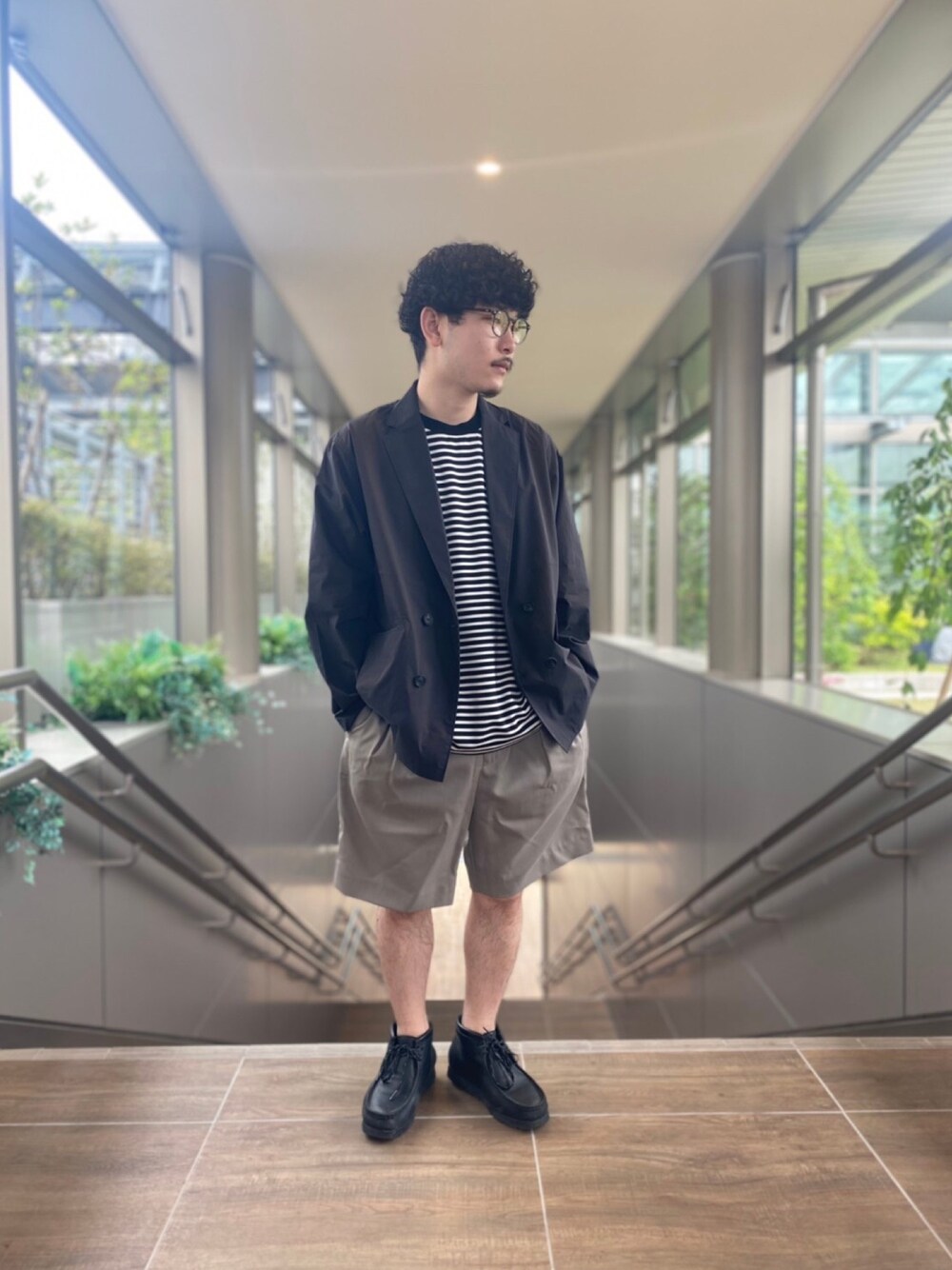 ブラック系のテーラードジャケット、その他のTシャツ/カットソー、ベージュ系のその他パンツを着用したメンズの春コーディネートの1枚目の写真