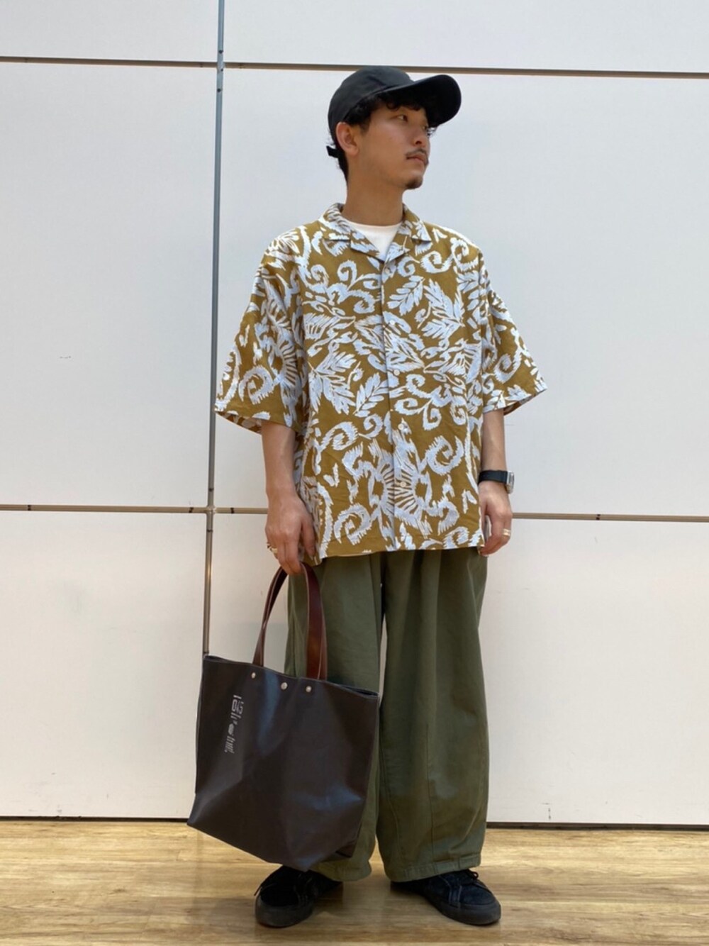 その他のシャツ/ブラウス、ブルー系のトートバッグを着用したメンズの春コーディネートの1枚目の写真