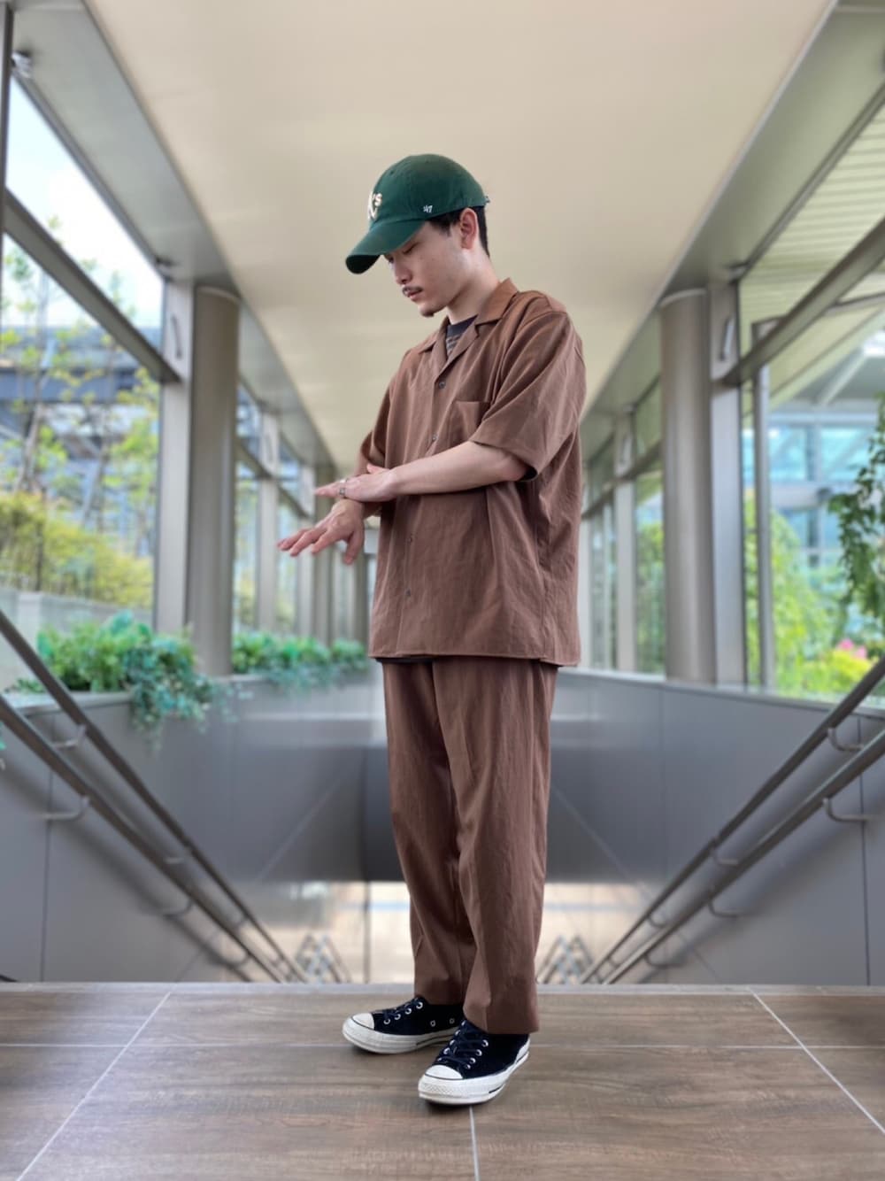 ブラウン系のシャツ/ブラウス、ブラウン系のその他パンツ、ブラック系のレッグウェアを着用したメンズの夏コーディネートの1枚目の写真