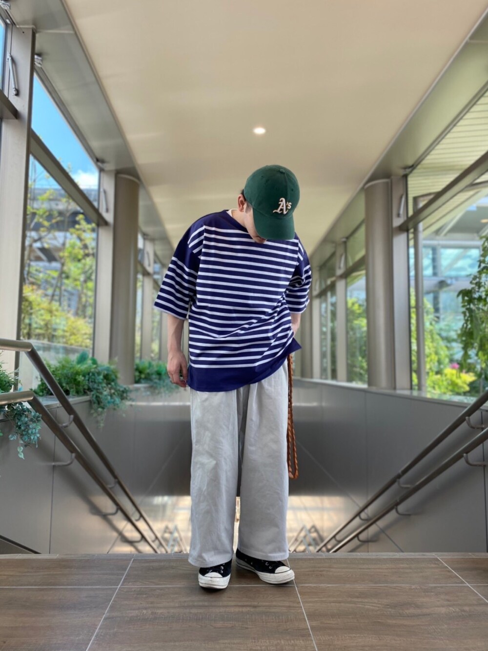 ブルー系のTシャツ/カットソーを着用したメンズの夏コーディネートの1枚目の写真