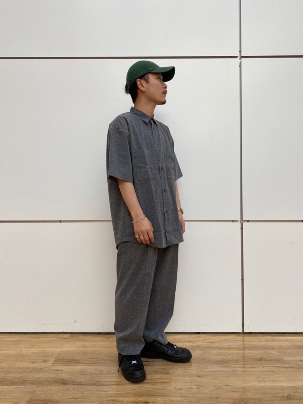 ブルー系のシャツ/ブラウス、ブルー系のその他パンツを着用したメンズの夏コーディネートの1枚目の写真