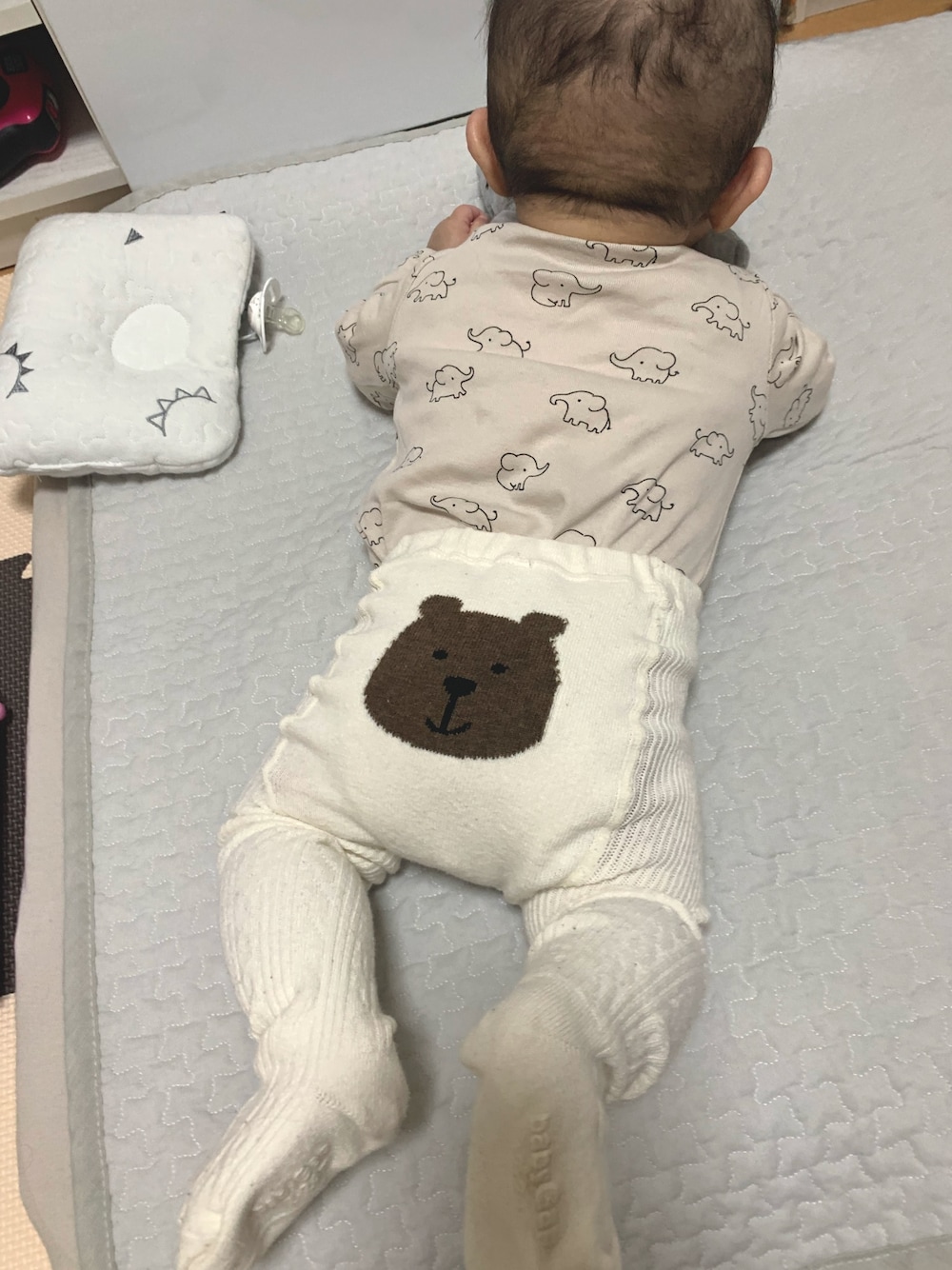 「男の子コーデ、男の子ベビー、ギャップベビー、GAP、くまさん、くまさんタイツ」｜「GAPのアイテム（ベビーシューズ/ベビーソックス、ホワイト系）」を使った、おみやさん（キッズ・60cm）の冬コーディネートの1枚目の写真
