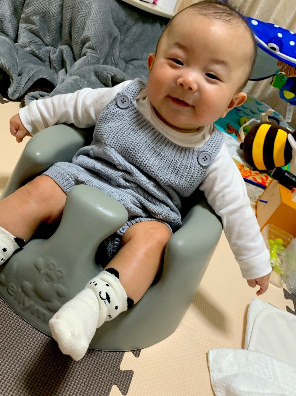 「ベビーコーデ、男の子、ユニクロ、サロペット」｜「mamarakuのアイテム（その他ベビーウェア、グレー系）」を使った、おみやさん（キッズ・60cm）の冬コーディネートの1枚目の写真