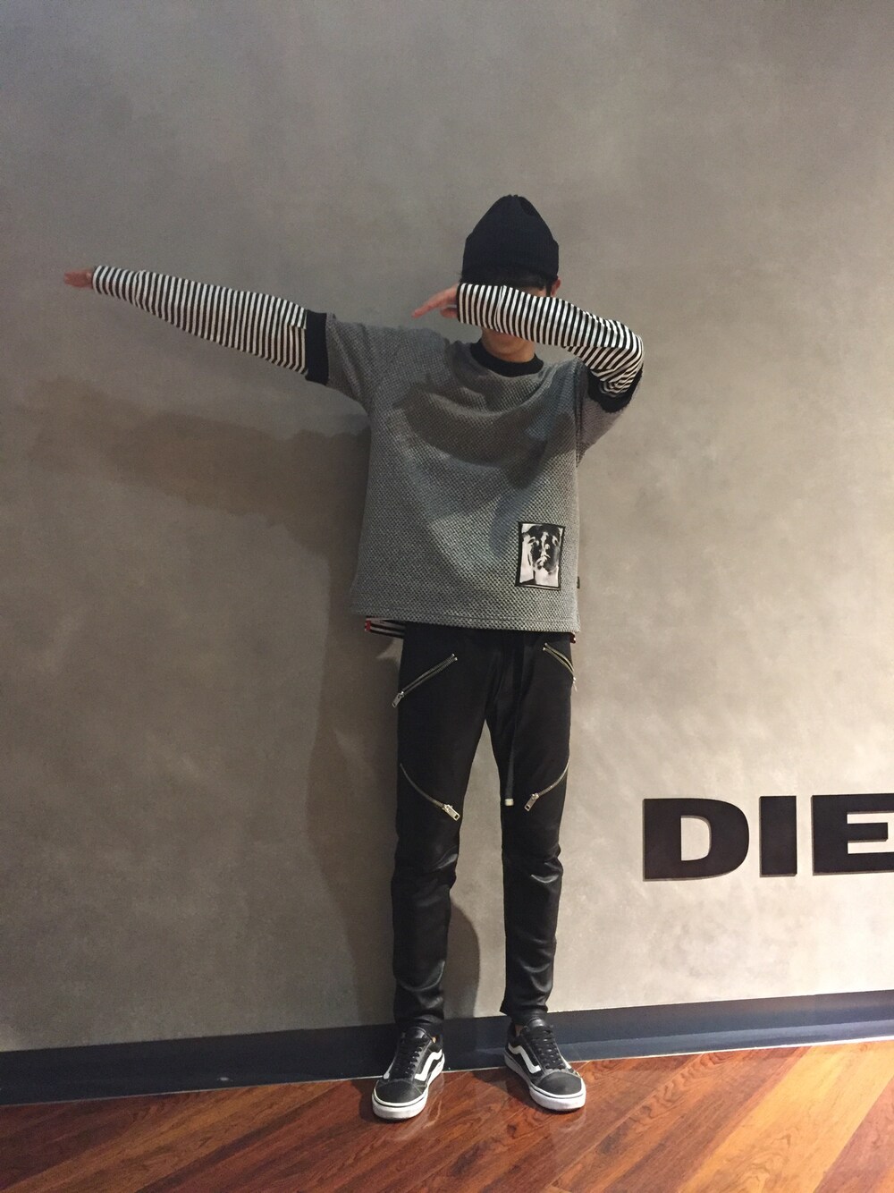 「ブラック、Diesel、韓国ファッション」｜「DIESELのアイテム（スウェット、グレー系）」を使った、ZOUさん（メンズ・177cm）の夏コーディネートの1枚目の写真