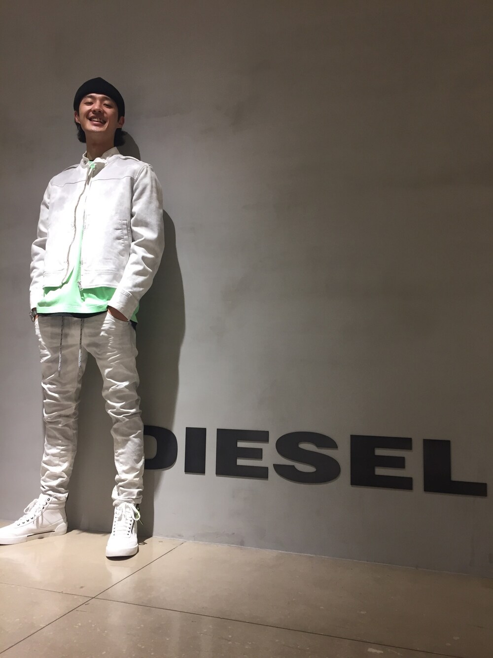 「春コーデ、Diesel、カジュアルコーデ、デニムジャケット、denim」｜「DIESELのメンズ ジョグジーンズ ホワイトデニム（デニムジャケット、ホワイト系）」を使った、ZOUさん（メンズ・177cm）の春コーディネートの1枚目の写真