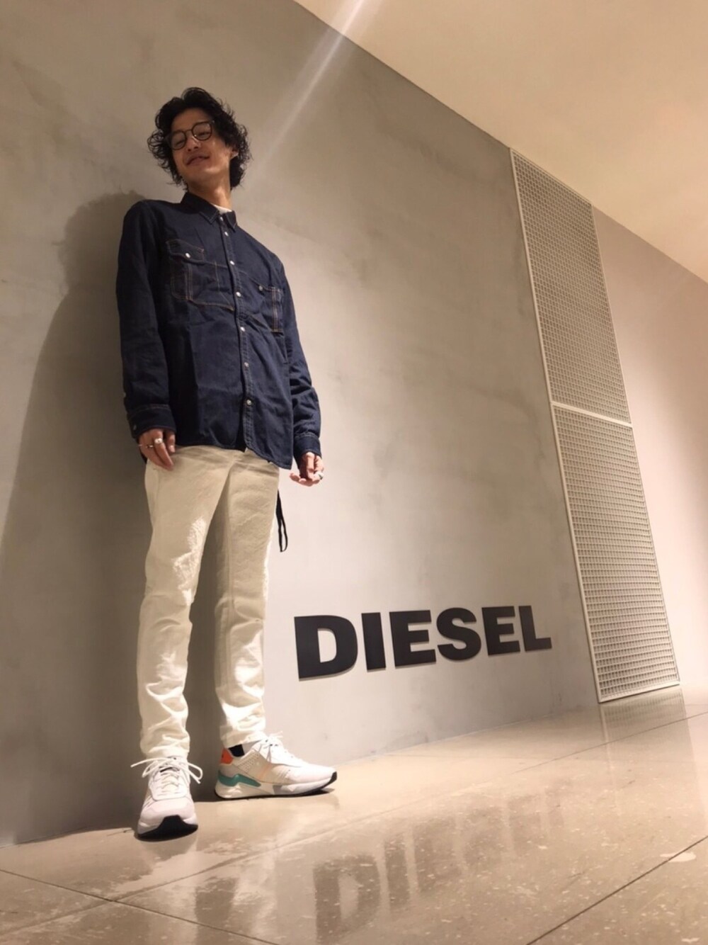 「Diesel、きれいめカジュアル、デニム、シャツスタイル、スニーカー」｜「DIESELのメンズ シャツ ステッチディテール デニムシャツ（シャツ/ブラウス、ブルー系）」を使った、ZOUさん（メンズ・177cm）の春コーディネートの1枚目の写真