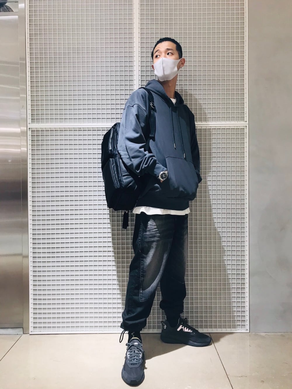 「シンプル、スニーカーコーデ、オーバーサイズ、デニム、ブラック、Diesel」｜「DIESELのメンズ デニムパンツ テーパード ジョグジーンズ（デニムパンツ、ブラック系）」を使った、ZOUさん（メンズ・177cm）の夏コーディネートの1枚目の写真