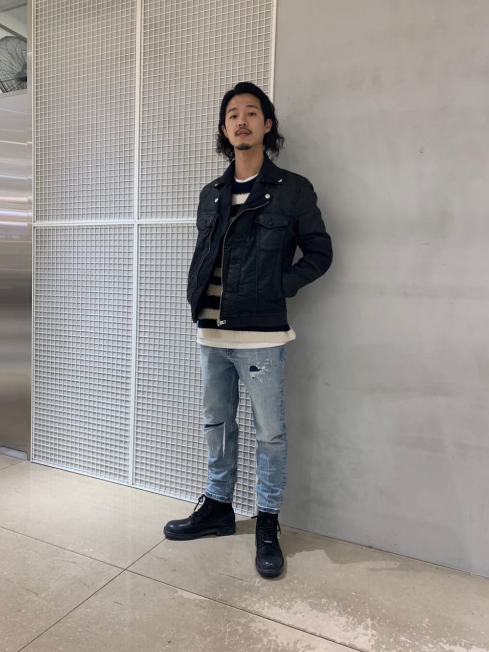 「カジュアル、デニム、デニムジャケット、ブラック、ニット、ボーダー、ブーツ」｜「DIESELのメンズ ジャケット デニム ジョグジーンズ（デニムジャケット、ブラック系）」を使った、ZOUさん（メンズ・177cm）の秋コーディネートの1枚目の写真