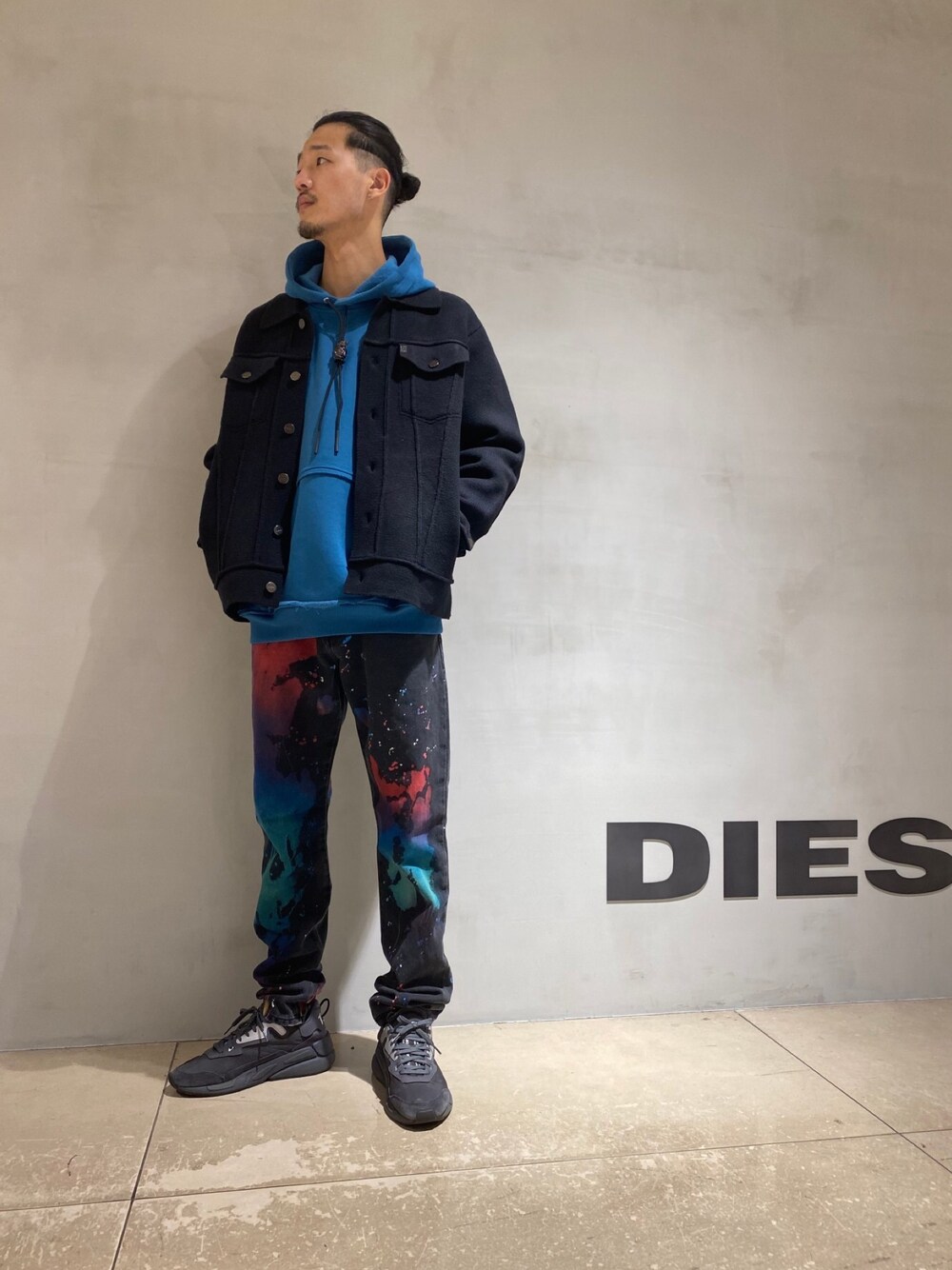 「今日のコーデ、オーバーサイズ、ジャケット、デニム、Diesel、パーカー、スウェット」｜「DIESELのメンズ スウェット パーカー レイヤード カンガルーポケット（パーカー、ブルー系）」を使った、ZOUさん（メンズ・177cm）の秋コーディネートの1枚目の写真