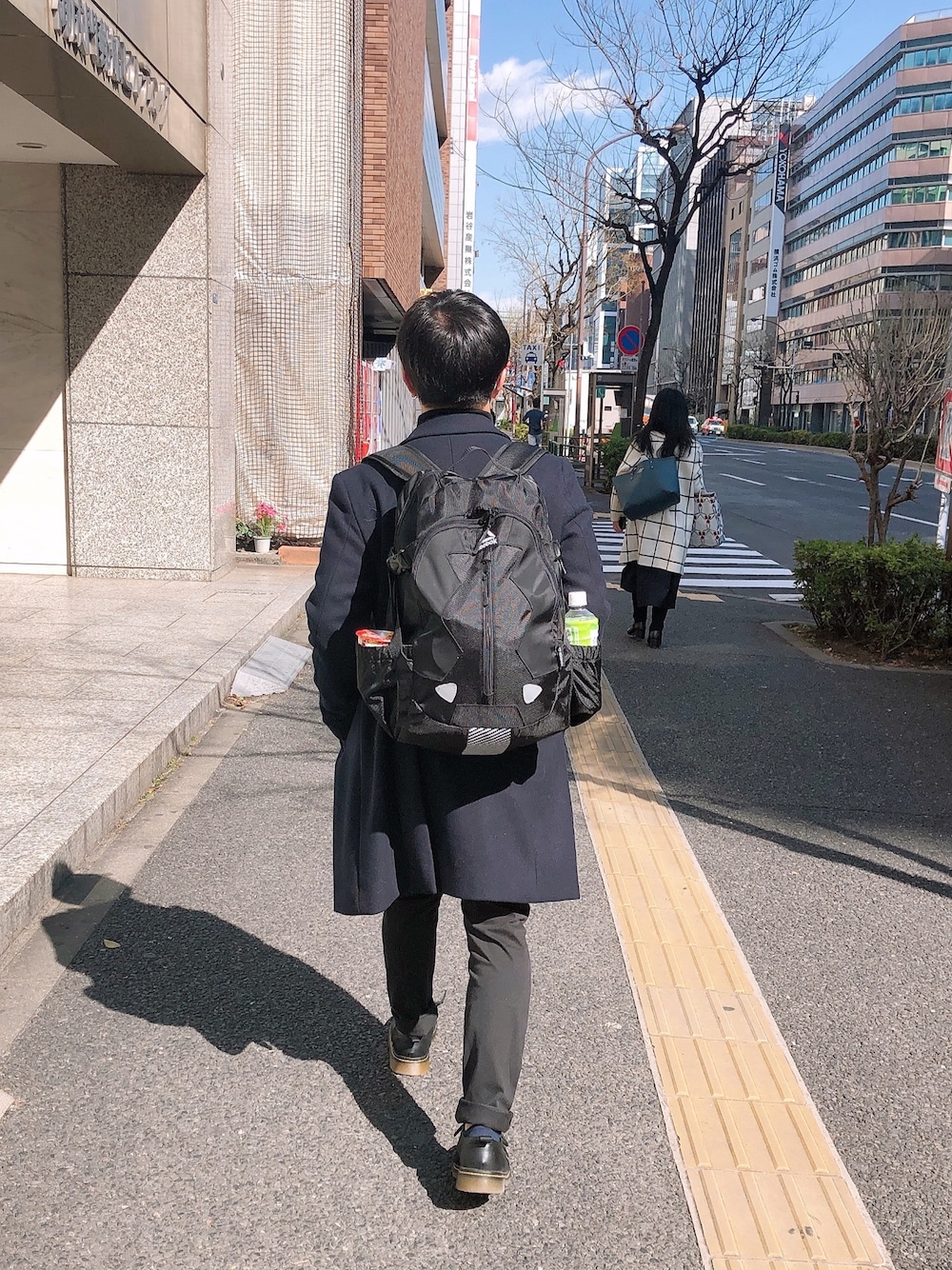 ブラック系のドレスシューズ、ブルー系のその他パンツ、ブラック系のTシャツ/カットソーを着用したメンズの冬コーディネートの1枚目の写真