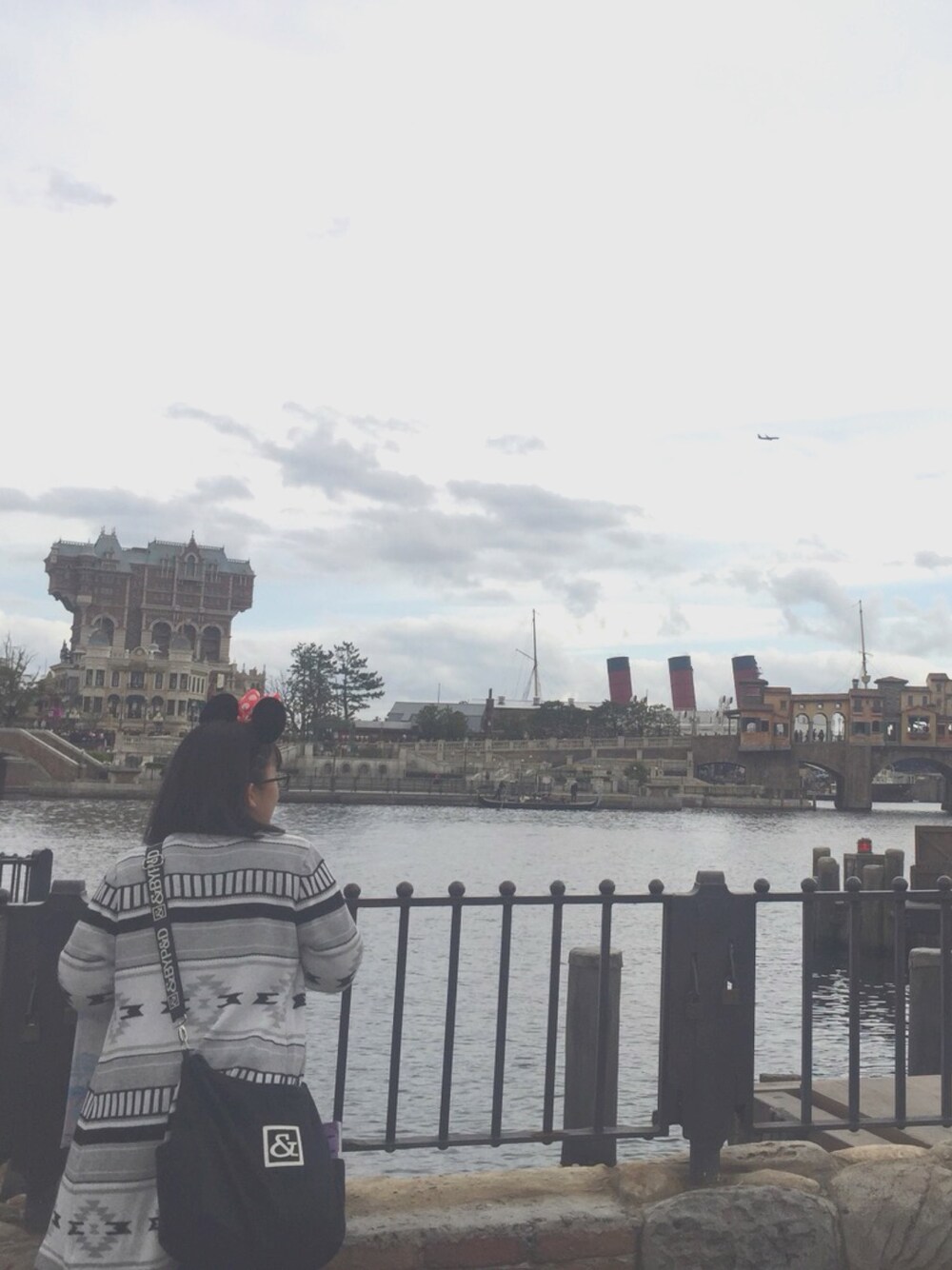 「卒業旅行、ディズニー」｜「Disneyのアイテム（カチューシャ、ブラック系）」を使った、みーさん（レディース・155cm）の秋コーディネートの1枚目の写真